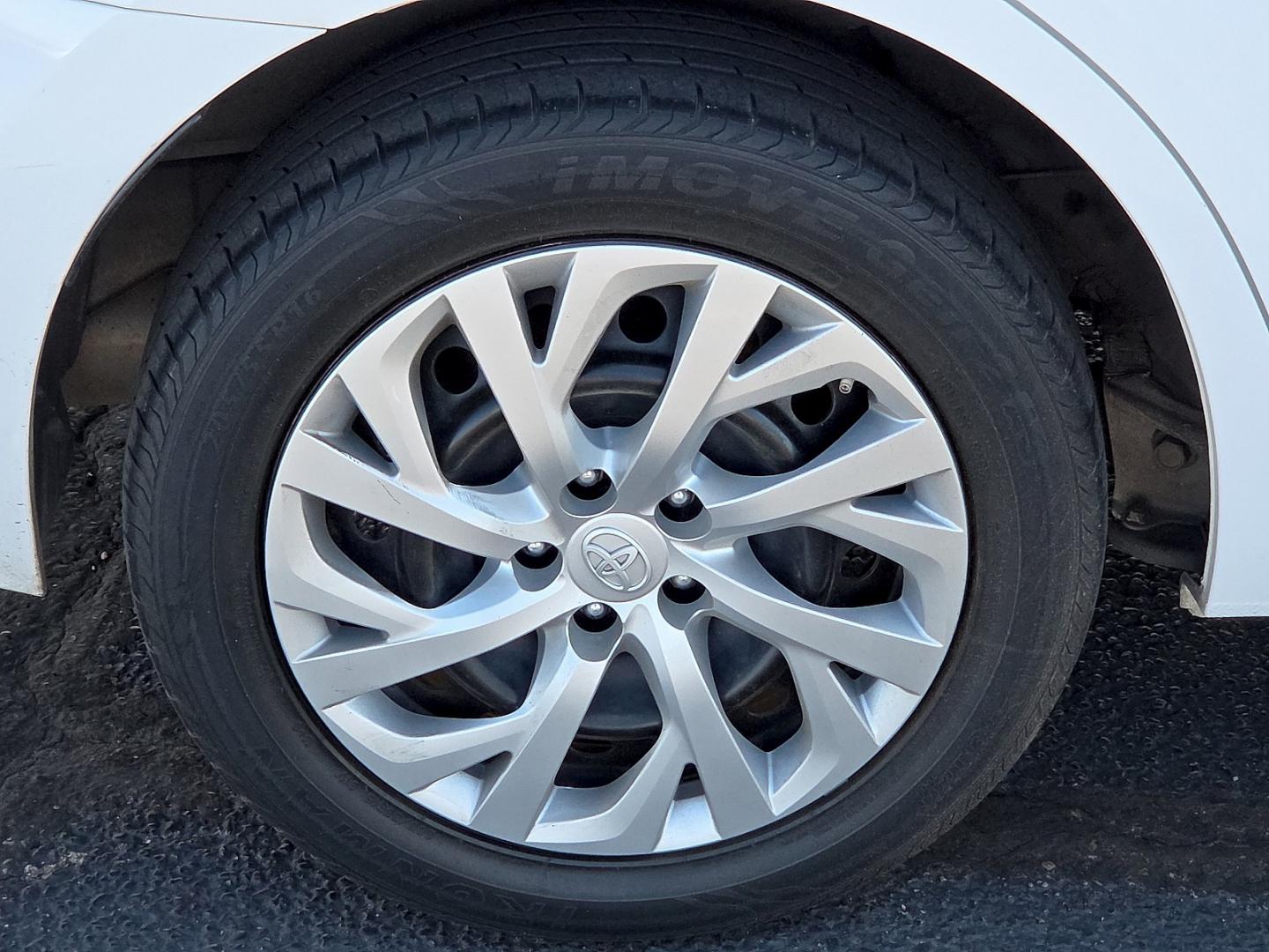 2019 Super White - 040 /Black - 21 Toyota Corolla LE (2T1BURHE5KC) with an 1.8L I-4 DOHC, VVT-i variable valve control, regular gasoline, engine with 132HP engine, located at 4711 Ave Q, Lubbock, TX, 79412, (806) 687-2362, 33.551304, -101.855293- Photo#9