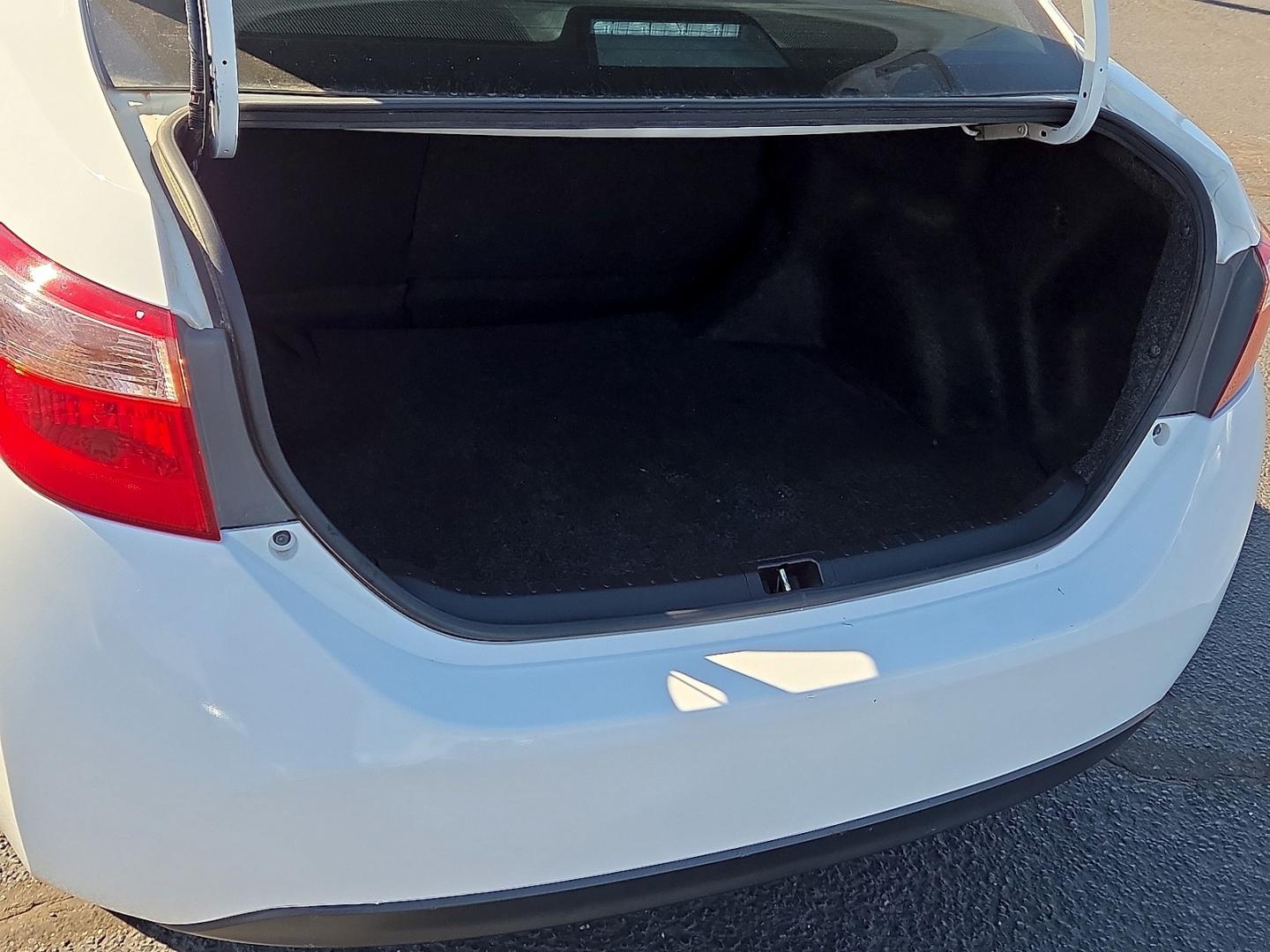 2019 Super White - 040 /Black - 21 Toyota Corolla LE (2T1BURHE5KC) with an 1.8L I-4 DOHC, VVT-i variable valve control, regular gasoline, engine with 132HP engine, located at 4711 Ave Q, Lubbock, TX, 79412, (806) 687-2362, 33.551304, -101.855293- Photo#17