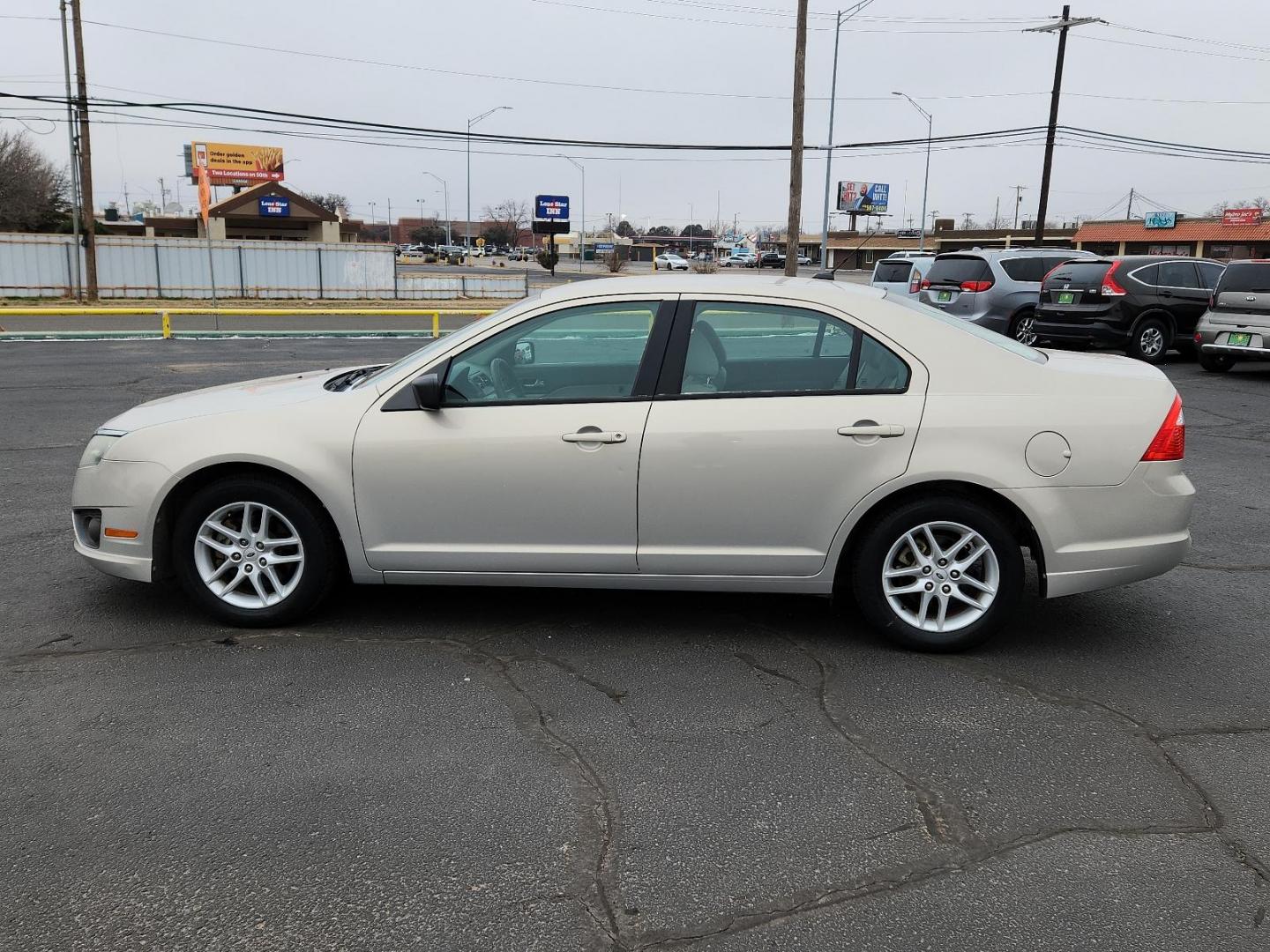 2010 WHITE Ford Fusion S (3FAHP0GA5AR) with an 2.5L 16V I4 DURATEC ENGINE engine, located at 4711 Ave Q, Lubbock, TX, 79412, (806) 687-2362, 33.551304, -101.855293 - Photo#1