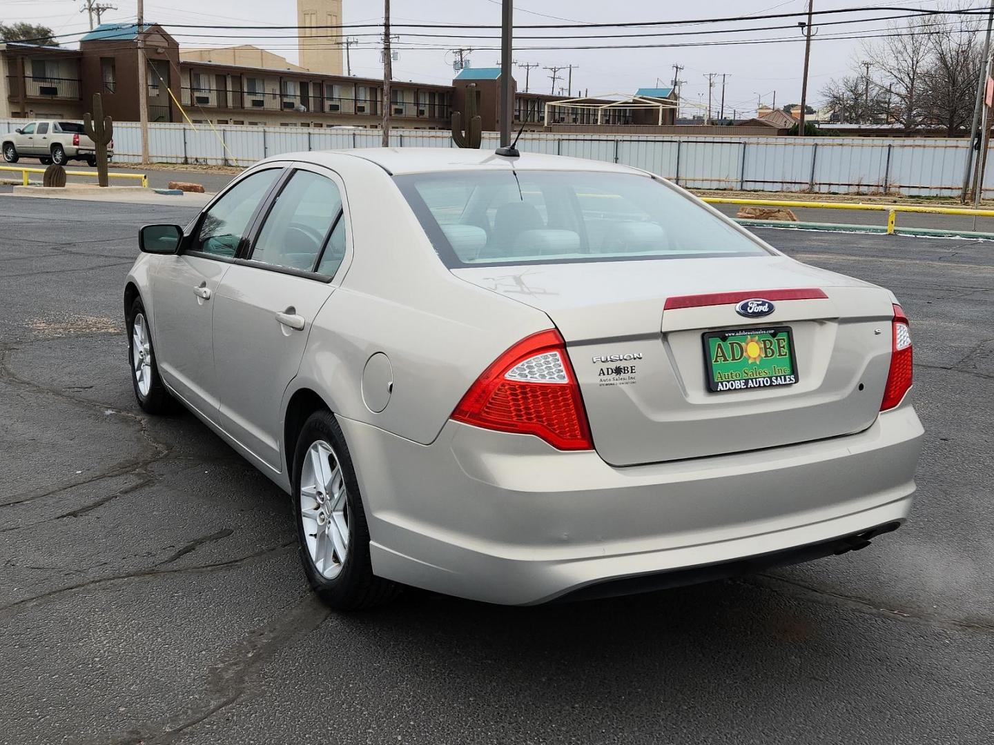 2010 WHITE Ford Fusion S (3FAHP0GA5AR) with an 2.5L 16V I4 DURATEC ENGINE engine, located at 4711 Ave Q, Lubbock, TX, 79412, (806) 687-2362, 33.551304, -101.855293 - Photo#2