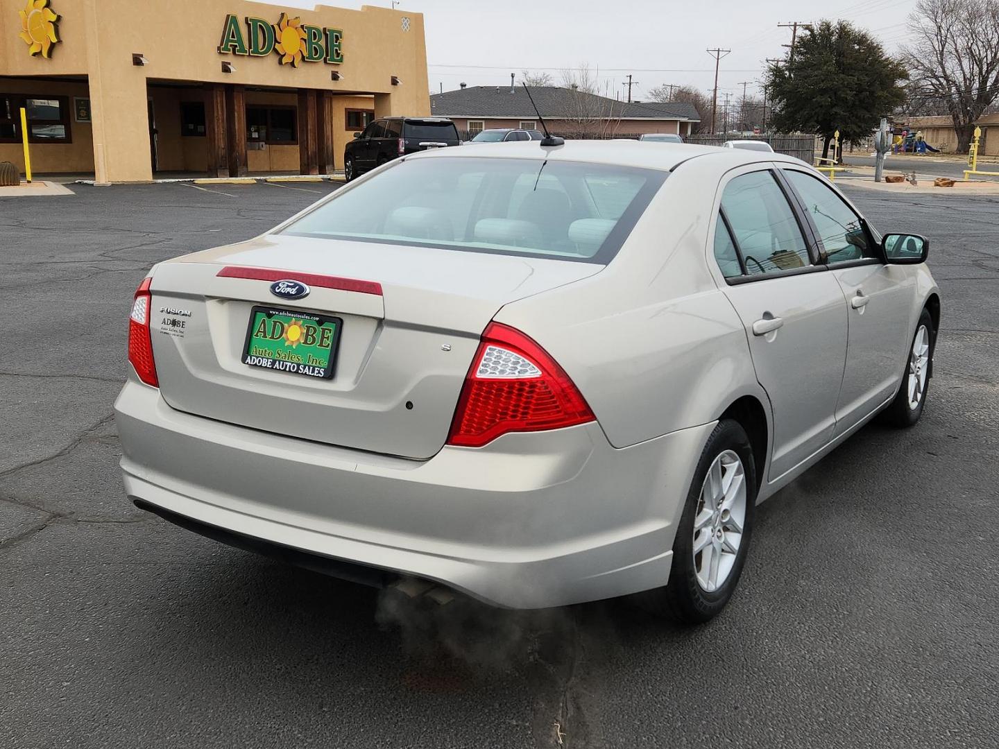 2010 WHITE Ford Fusion S (3FAHP0GA5AR) with an 2.5L 16V I4 DURATEC ENGINE engine, located at 4711 Ave Q, Lubbock, TX, 79412, (806) 687-2362, 33.551304, -101.855293 - Photo#3