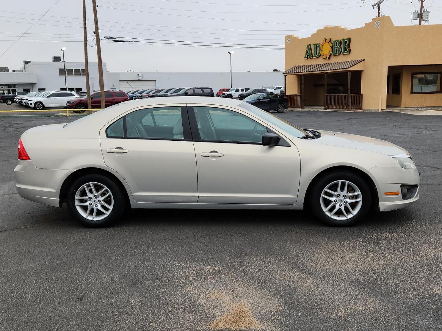 2010 WHITE Ford Fusion S (3FAHP0GA5AR) with an 2.5L 16V I4 DURATEC ENGINE engine, located at 4711 Ave Q, Lubbock, TX, 79412, (806) 687-2362, 33.551304, -101.855293 - Photo#4