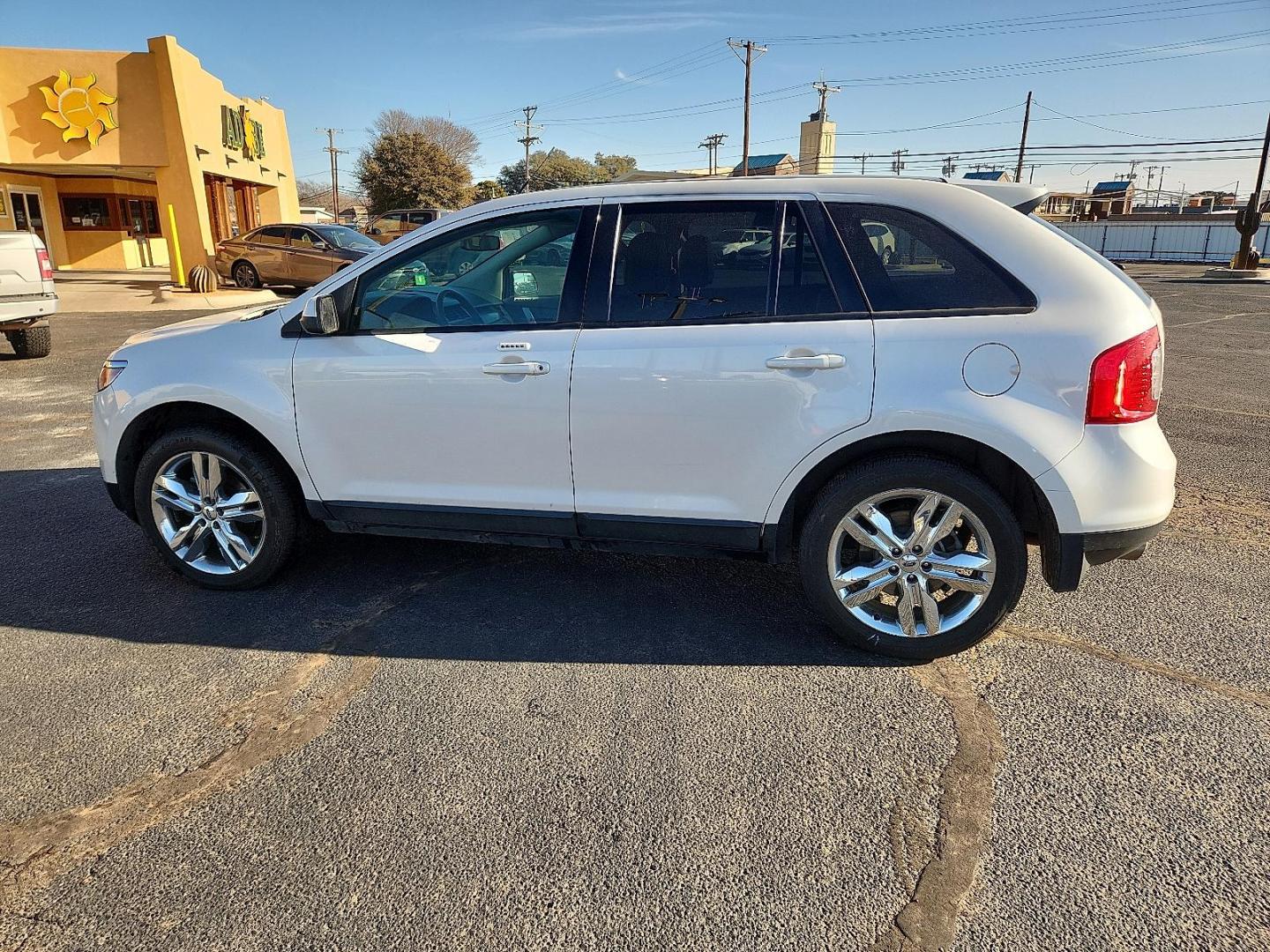 2014 WHITE Ford Edge SEL (2FMDK4JC4EB) with an 3.5L V-6 DOHC, variable valve control, regular unleaded, engine with 285HP engine, located at 4711 Ave Q, Lubbock, TX, 79412, (806) 687-2362, 33.551304, -101.855293 - Photo#1