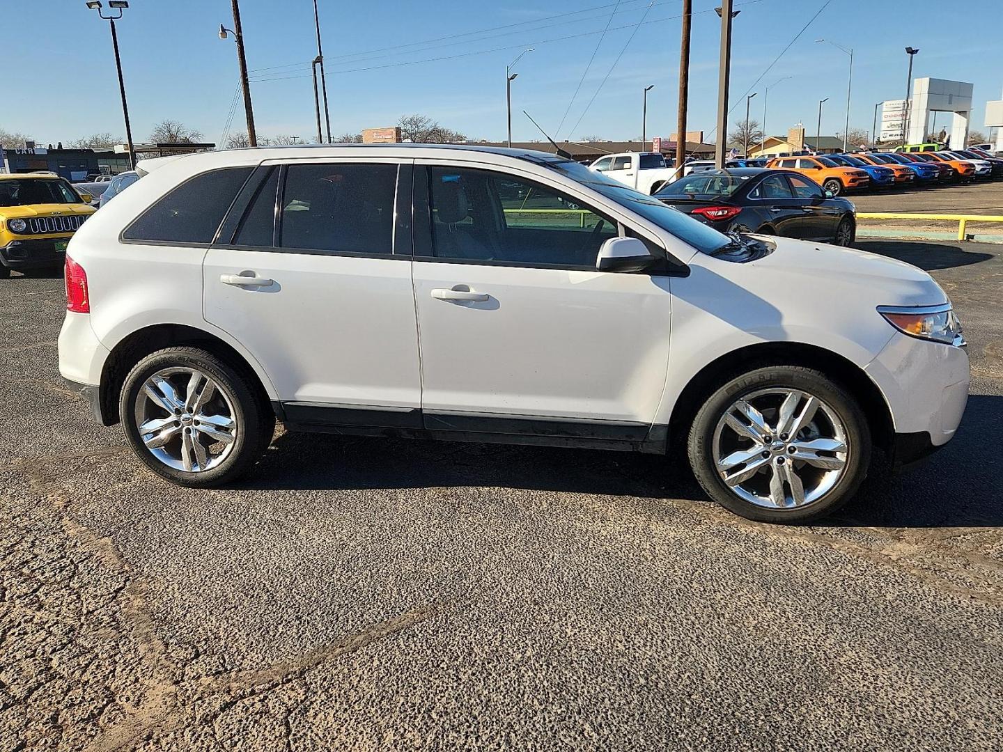 2014 WHITE Ford Edge SEL (2FMDK4JC4EB) with an 3.5L V-6 DOHC, variable valve control, regular unleaded, engine with 285HP engine, located at 4711 Ave Q, Lubbock, TX, 79412, (806) 687-2362, 33.551304, -101.855293 - Photo#4