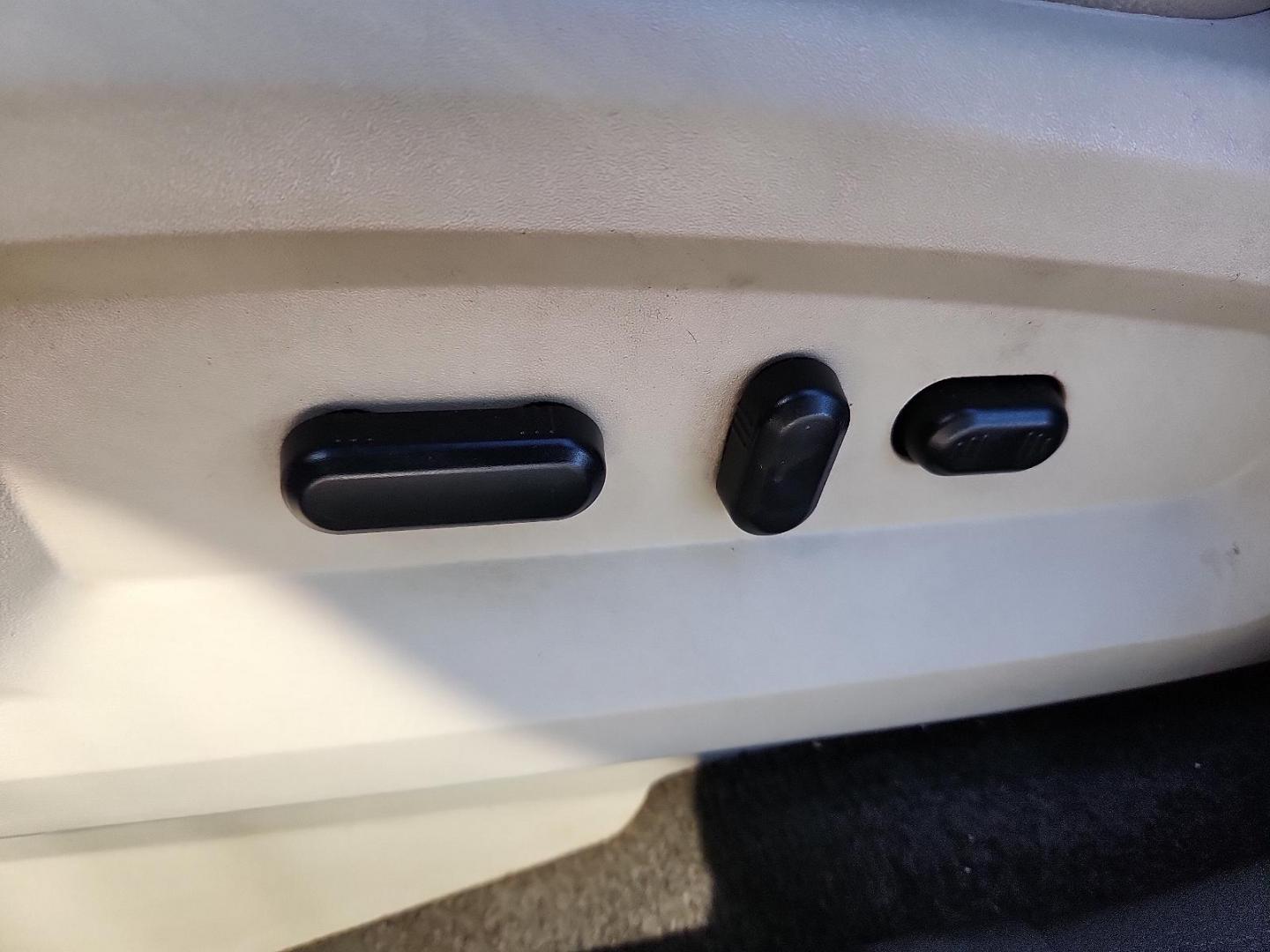 2014 WHITE Ford Edge SEL (2FMDK4JC4EB) with an 3.5L V-6 DOHC, variable valve control, regular unleaded, engine with 285HP engine, located at 4711 Ave Q, Lubbock, TX, 79412, (806) 687-2362, 33.551304, -101.855293 - Photo#12