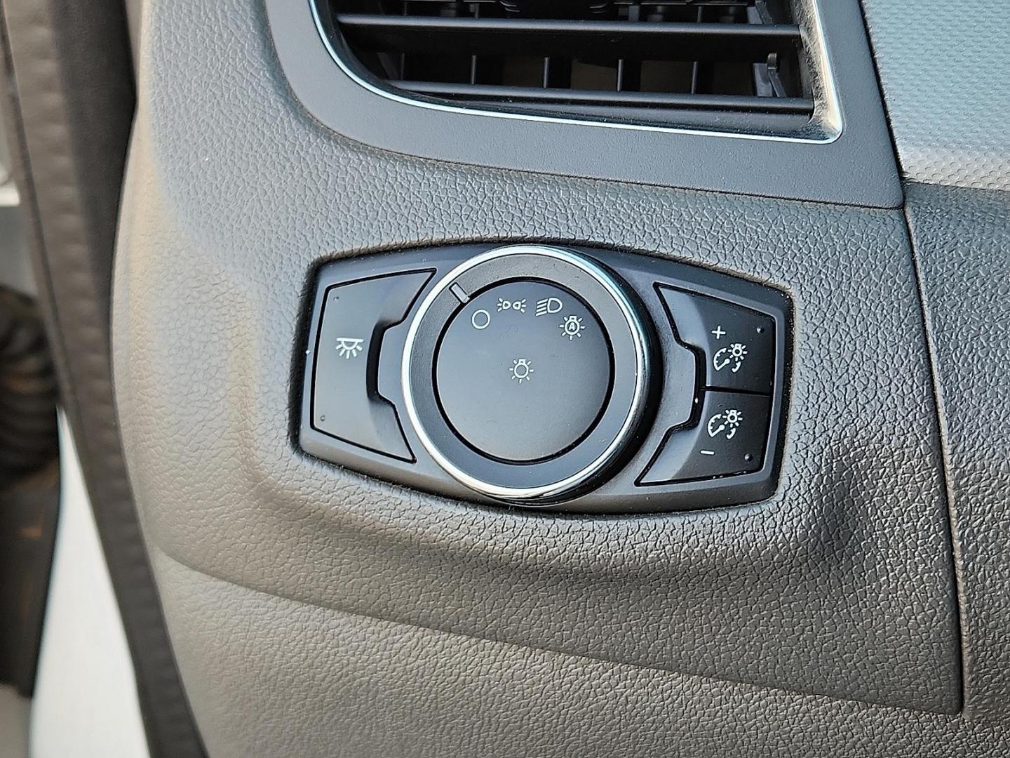 2014 WHITE Ford Edge SEL (2FMDK4JC4EB) with an 3.5L V-6 DOHC, variable valve control, regular unleaded, engine with 285HP engine, located at 4711 Ave Q, Lubbock, TX, 79412, (806) 687-2362, 33.551304, -101.855293 - Photo#17