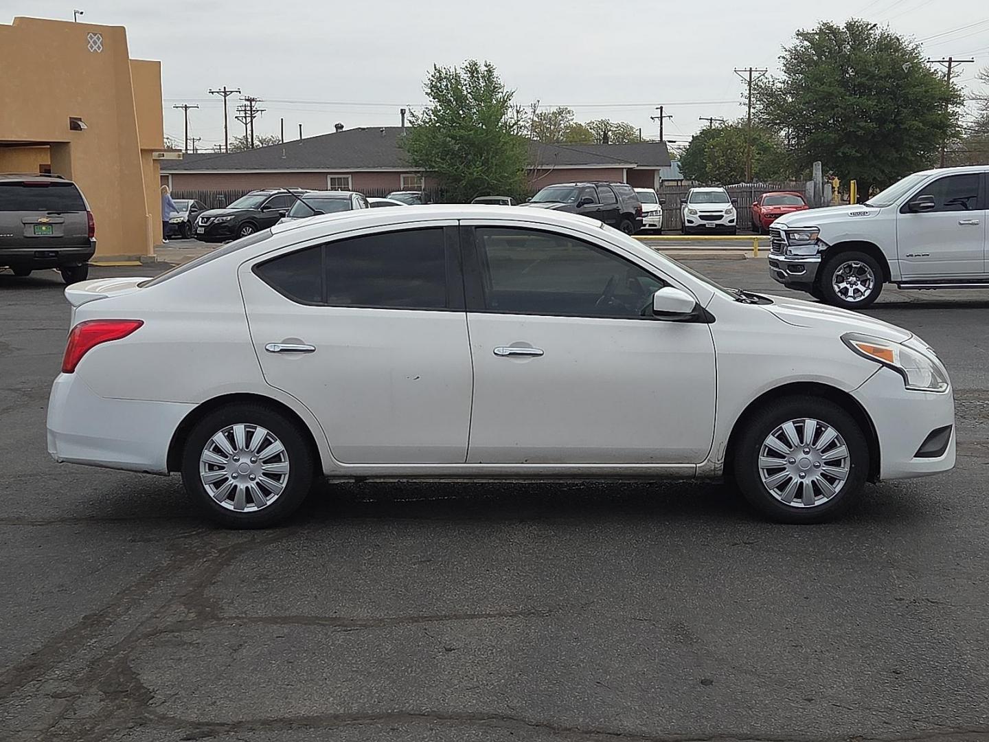 2017 Fresh Powder - QM1 /Charcoal - G Nissan Versa 1.6 S+ (3N1CN7AP7HL) with an 1.6L I-4 DOHC, variable valve control, regular unleaded, engine with 109HP engine, located at 4711 Ave Q, Lubbock, TX, 79412, (806) 687-2362, 33.551304, -101.855293 - Photo#5