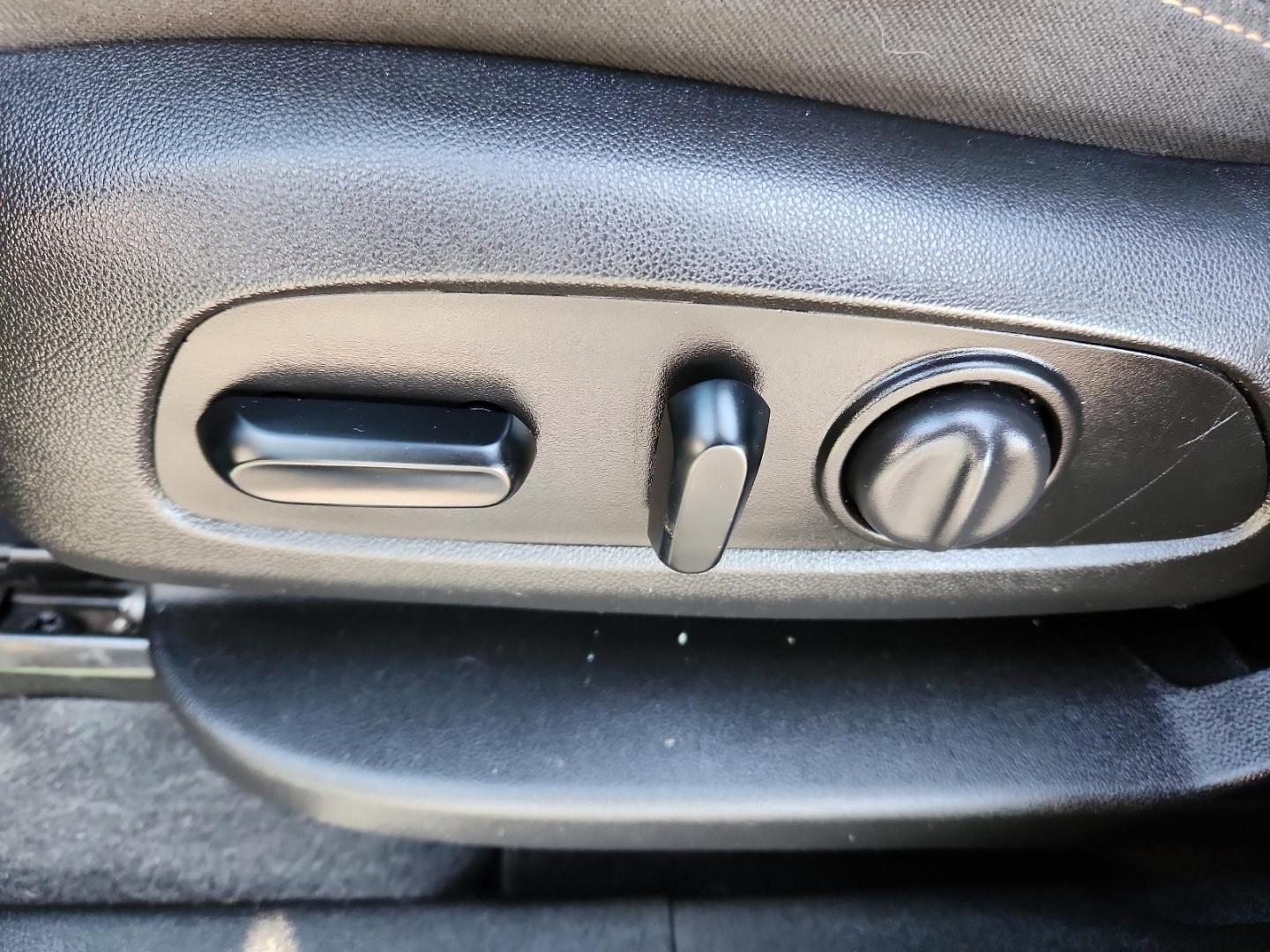 2019 Ivy Metallic Chevrolet Equinox LT (2GNAXKEV0K6) with an ENGINE, 1.5L TURBO DOHC 4-CYLINDER, SIDI, VVT engine, located at 4711 Ave Q, Lubbock, TX, 79412, (806) 687-2362, 33.551304, -101.855293 - Photo#11