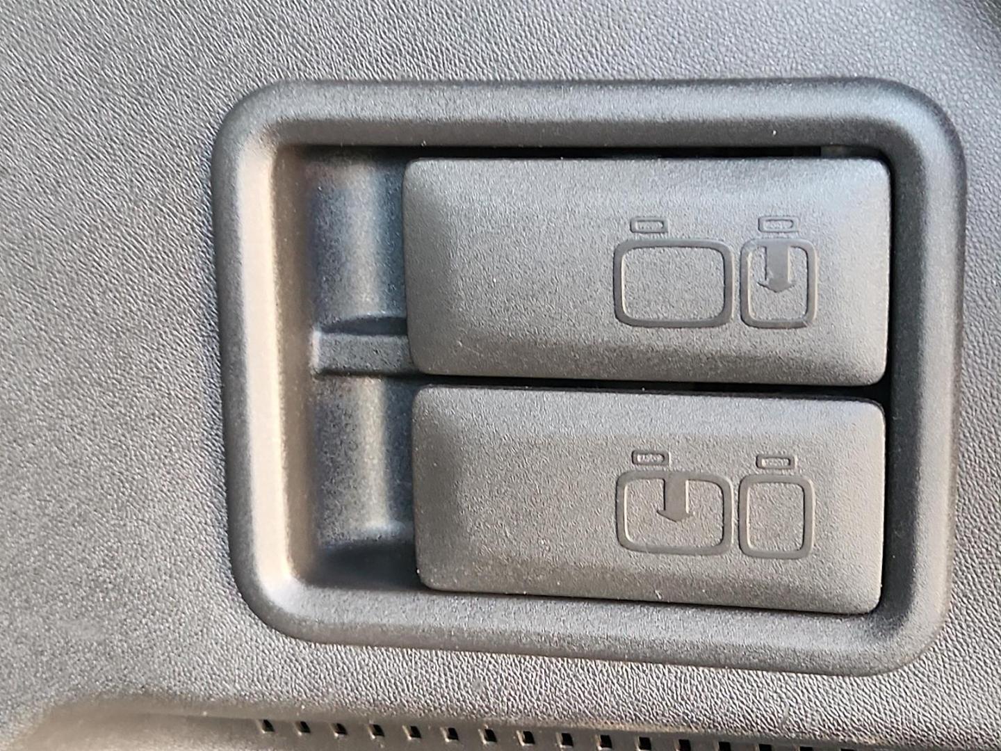 2019 GREEN /Jet Black - H1T Chevrolet Equinox LT (2GNAXKEV0K6) with an 1.5L I-4 gasoline direct injection, DOHC, VVT variable valve control, intercooled turbo, regular unleaded, engine with 170HP engine, located at 4711 Ave Q, Lubbock, TX, 79412, (806) 687-2362, 33.551304, -101.855293 - Photo#10