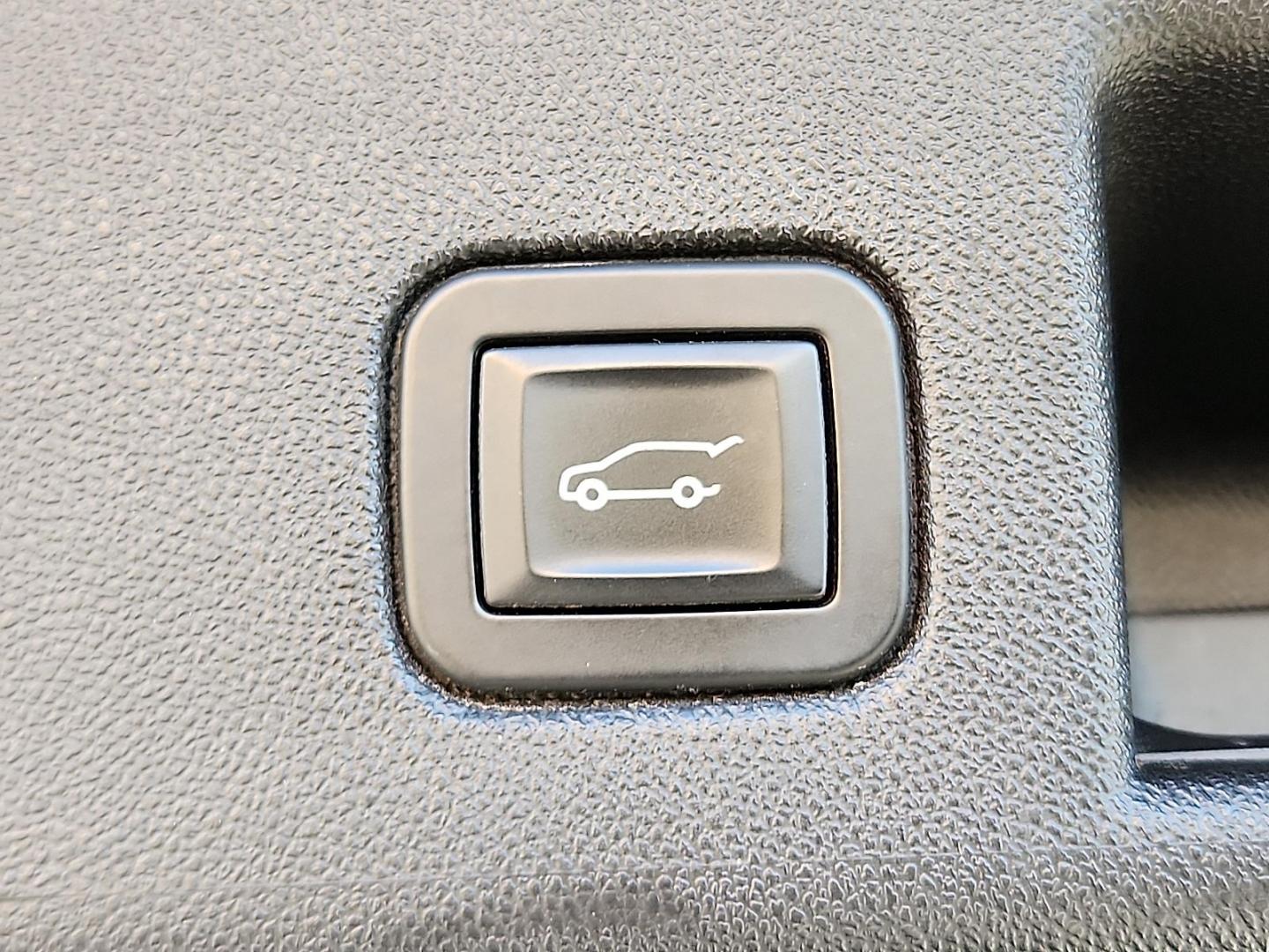 2019 GREEN /Jet Black - H1T Chevrolet Equinox LT (2GNAXKEV0K6) with an 1.5L I-4 gasoline direct injection, DOHC, VVT variable valve control, intercooled turbo, regular unleaded, engine with 170HP engine, located at 4711 Ave Q, Lubbock, TX, 79412, (806) 687-2362, 33.551304, -101.855293 - Photo#11