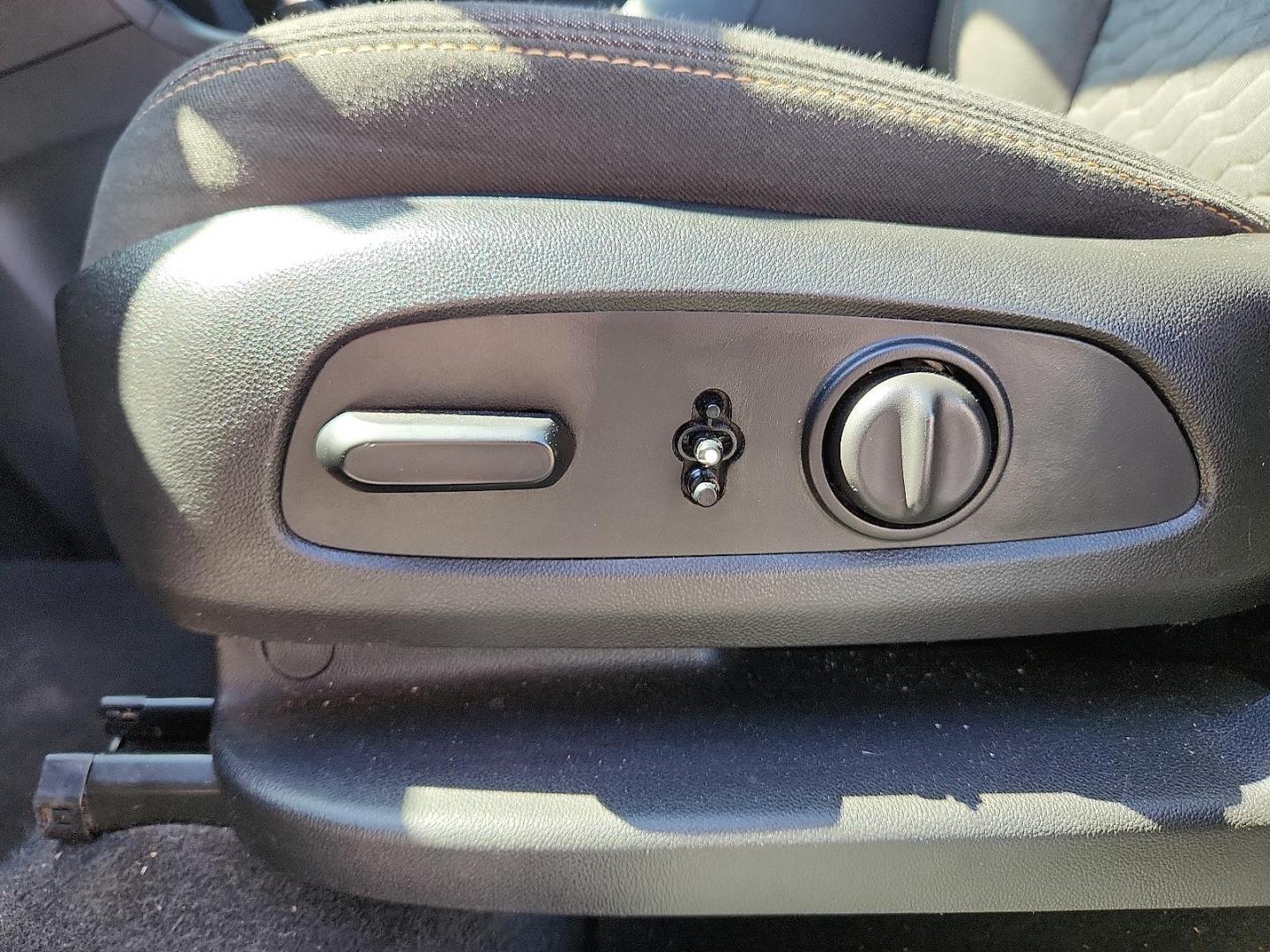 2019 GREEN /Jet Black - H1T Chevrolet Equinox LT (2GNAXKEV0K6) with an 1.5L I-4 gasoline direct injection, DOHC, VVT variable valve control, intercooled turbo, regular unleaded, engine with 170HP engine, located at 4711 Ave Q, Lubbock, TX, 79412, (806) 687-2362, 33.551304, -101.855293 - Photo#18