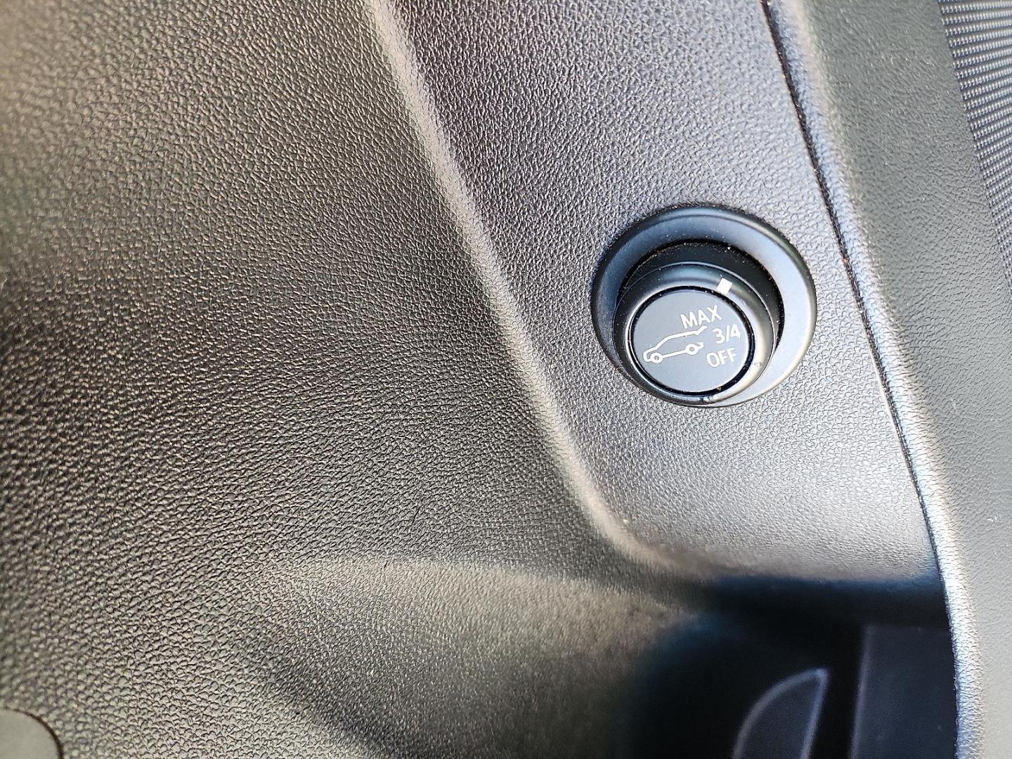 2019 GREEN /Jet Black - H1T Chevrolet Equinox LT (2GNAXKEV0K6) with an 1.5L I-4 gasoline direct injection, DOHC, VVT variable valve control, intercooled turbo, regular unleaded, engine with 170HP engine, located at 4711 Ave Q, Lubbock, TX, 79412, (806) 687-2362, 33.551304, -101.855293 - Photo#19