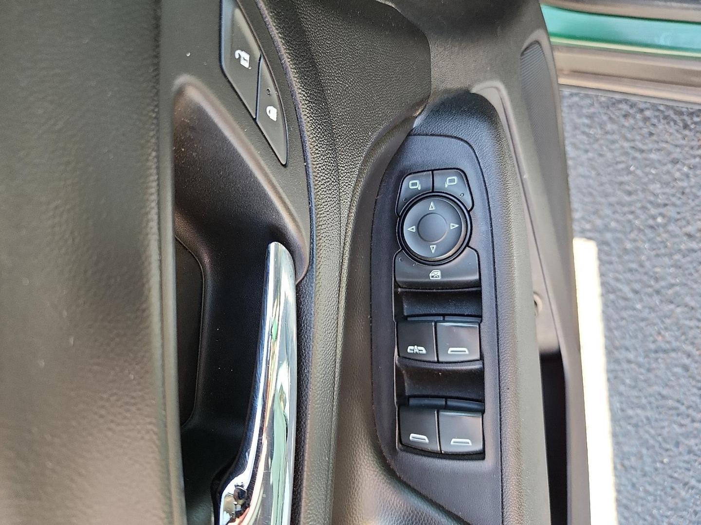 2019 GREEN /Jet Black - H1T Chevrolet Equinox LT (2GNAXKEV0K6) with an 1.5L I-4 gasoline direct injection, DOHC, VVT variable valve control, intercooled turbo, regular unleaded, engine with 170HP engine, located at 4711 Ave Q, Lubbock, TX, 79412, (806) 687-2362, 33.551304, -101.855293 - Photo#20