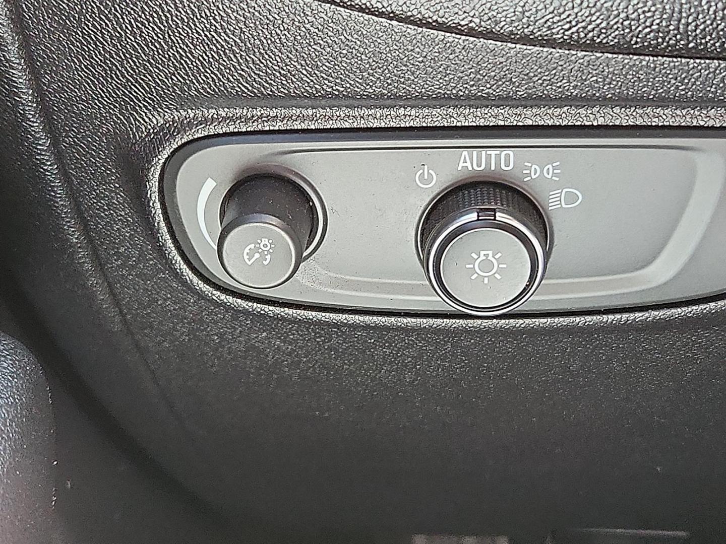 2019 GREEN /Jet Black - H1T Chevrolet Equinox LT (2GNAXKEV0K6) with an 1.5L I-4 gasoline direct injection, DOHC, VVT variable valve control, intercooled turbo, regular unleaded, engine with 170HP engine, located at 4711 Ave Q, Lubbock, TX, 79412, (806) 687-2362, 33.551304, -101.855293 - Photo#26