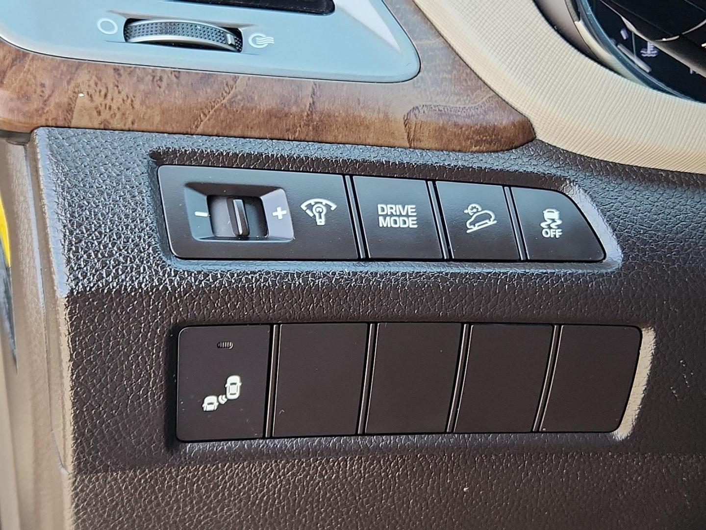 2018 Twilight Black Hyundai Santa Fe Sport 2.0T (5XYZU4LA5JG) with an Engine: 2.0L Turbo-GDI DOHC 16-Valve I4 engine, located at 4711 Ave Q, Lubbock, TX, 79412, (806) 687-2362, 33.551304, -101.855293 - Photo#18