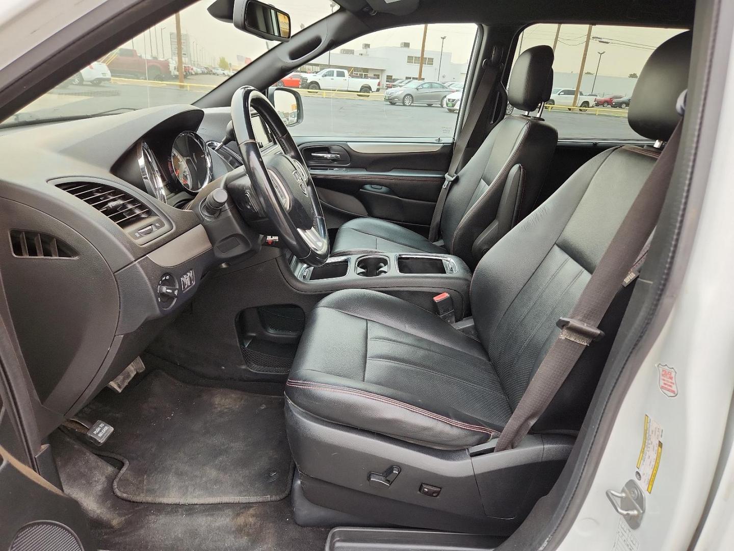 2019 White Knuckle Clearcoat Dodge Grand Caravan GT (2C4RDGEGXKR) with an ENGINE: 3.6L V6 24V VVT (FFV) engine, located at 4711 Ave Q, Lubbock, TX, 79412, (806) 687-2362, 33.551304, -101.855293 - Photo#10