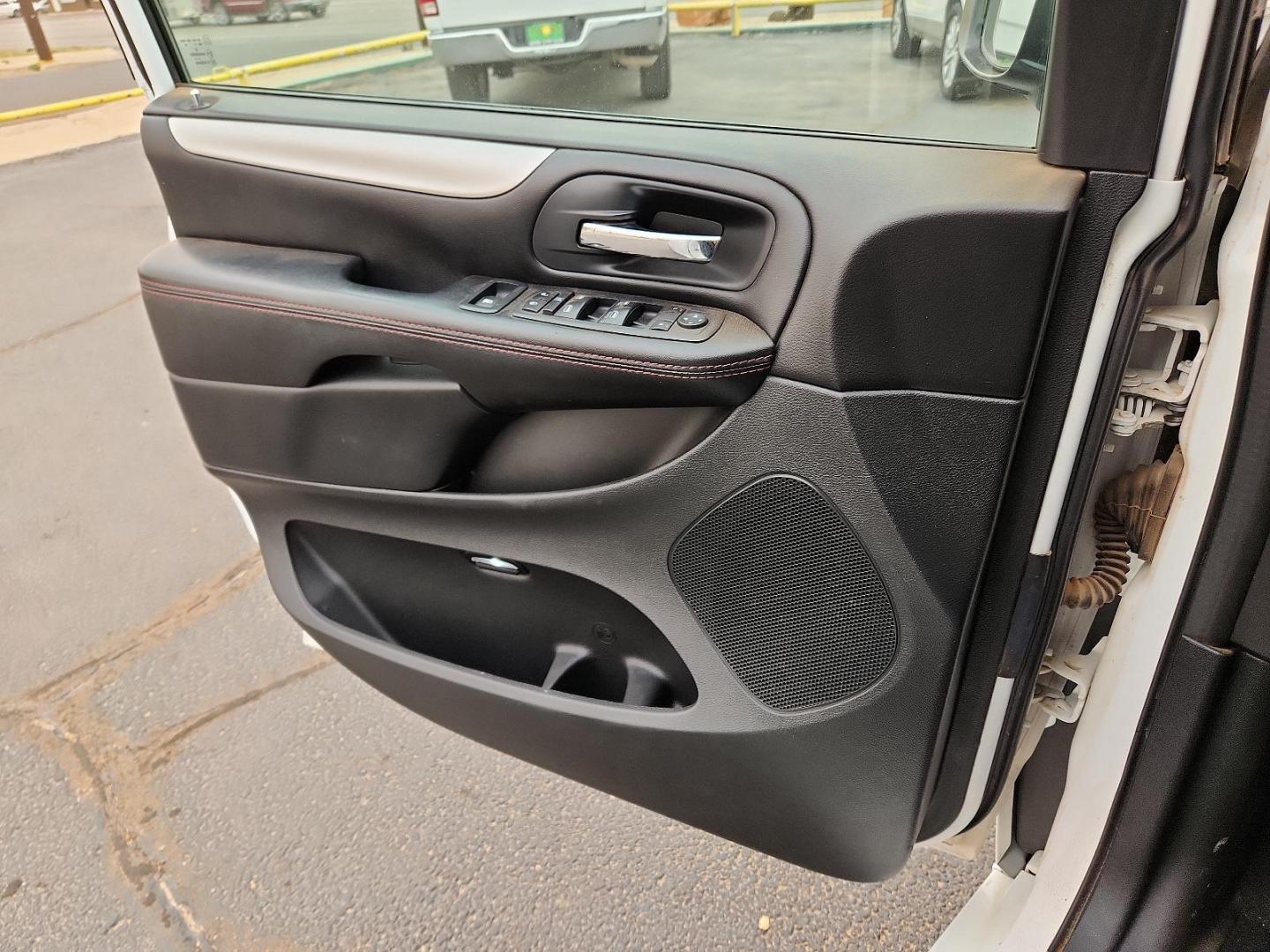 2019 White Knuckle Clearcoat Dodge Grand Caravan GT (2C4RDGEGXKR) with an ENGINE: 3.6L V6 24V VVT (FFV) engine, located at 4711 Ave Q, Lubbock, TX, 79412, (806) 687-2362, 33.551304, -101.855293 - Photo#12