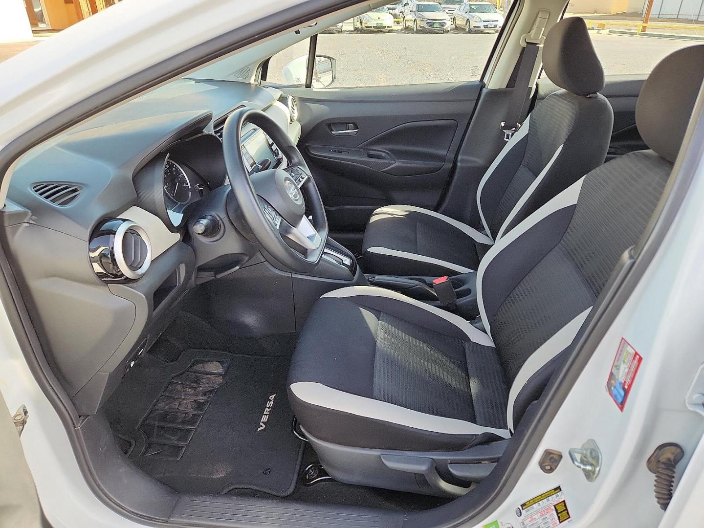 2020 WHITE Nissan Versa SV Xtronic CVT (3N1CN8EV9LL) with an 1.6L I-4 DOHC, variable valve control, regular unleaded, engine with 122HP engine, located at 4711 Ave Q, Lubbock, TX, 79412, (806) 687-2362, 33.551304, -101.855293 - Photo#9