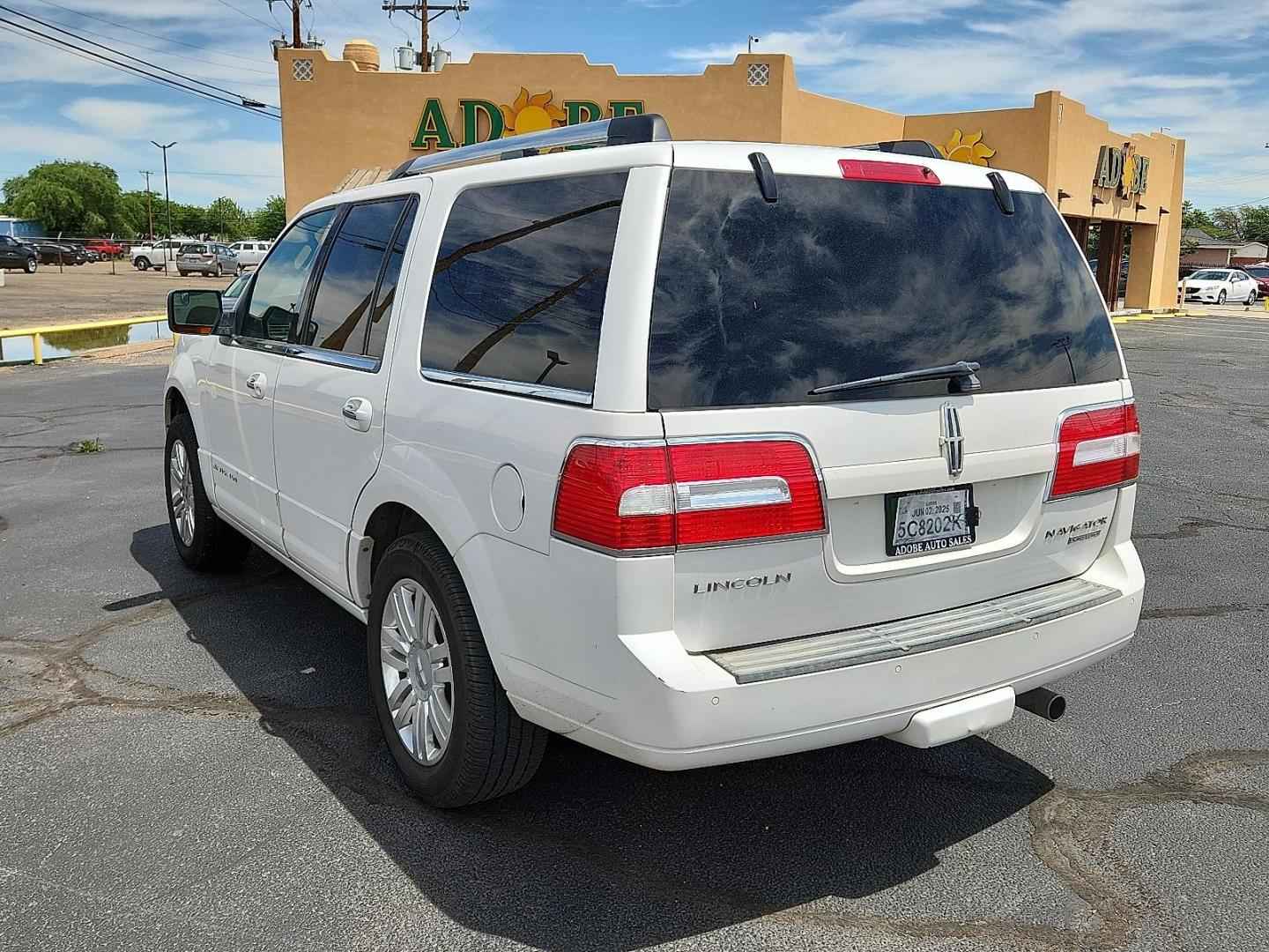 2014 WHITE Lincoln Navigator (5LMJJ2H58EE) with an 5.4L V-8 variable valve control, regular unleaded, engine with 310HP engine, located at 4711 Ave Q, Lubbock, TX, 79412, (806) 687-2362, 33.551304, -101.855293 - Photo#2