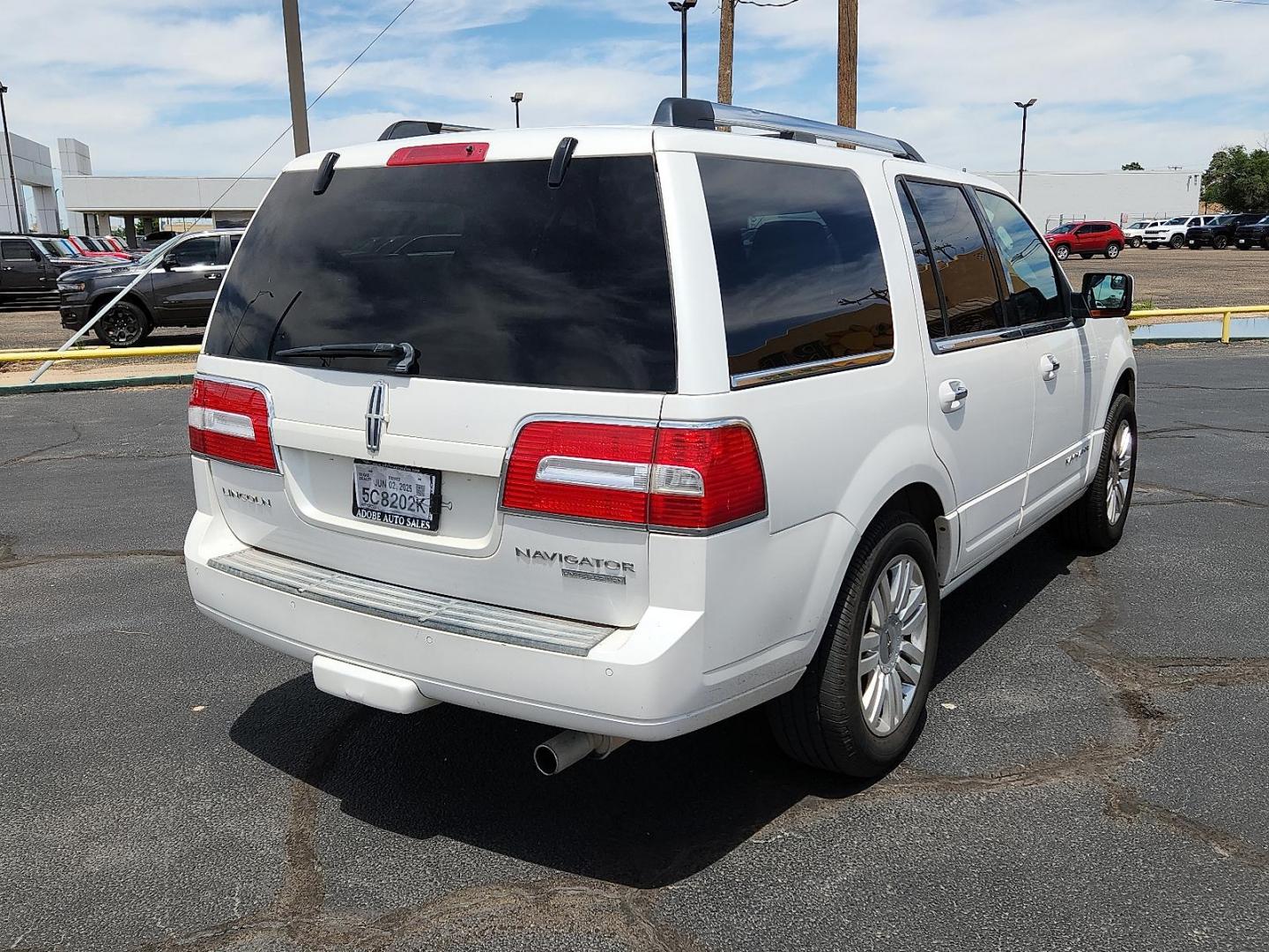 2014 WHITE Lincoln Navigator (5LMJJ2H58EE) with an 5.4L V-8 variable valve control, regular unleaded, engine with 310HP engine, located at 4711 Ave Q, Lubbock, TX, 79412, (806) 687-2362, 33.551304, -101.855293 - Photo#3