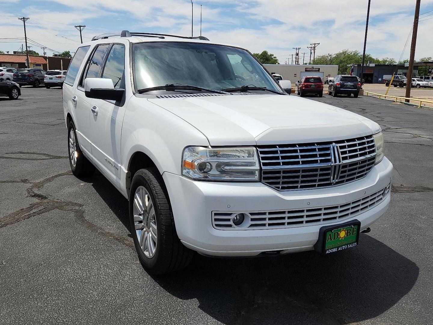 2014 WHITE Lincoln Navigator (5LMJJ2H58EE) with an 5.4L V-8 variable valve control, regular unleaded, engine with 310HP engine, located at 4711 Ave Q, Lubbock, TX, 79412, (806) 687-2362, 33.551304, -101.855293 - Photo#5