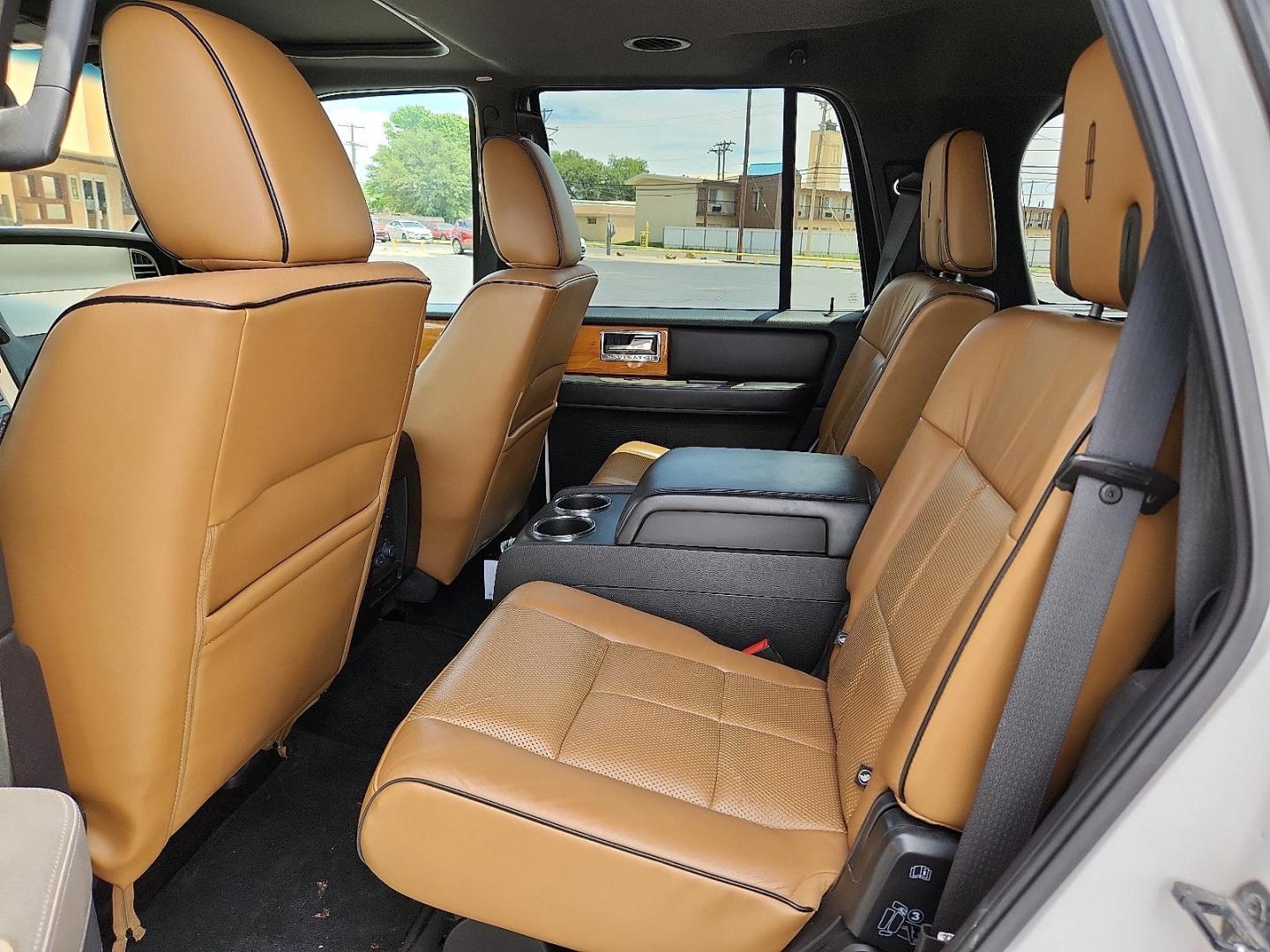 2014 WHITE Lincoln Navigator (5LMJJ2H58EE) with an 5.4L V-8 variable valve control, regular unleaded, engine with 310HP engine, located at 4711 Ave Q, Lubbock, TX, 79412, (806) 687-2362, 33.551304, -101.855293 - Photo#8
