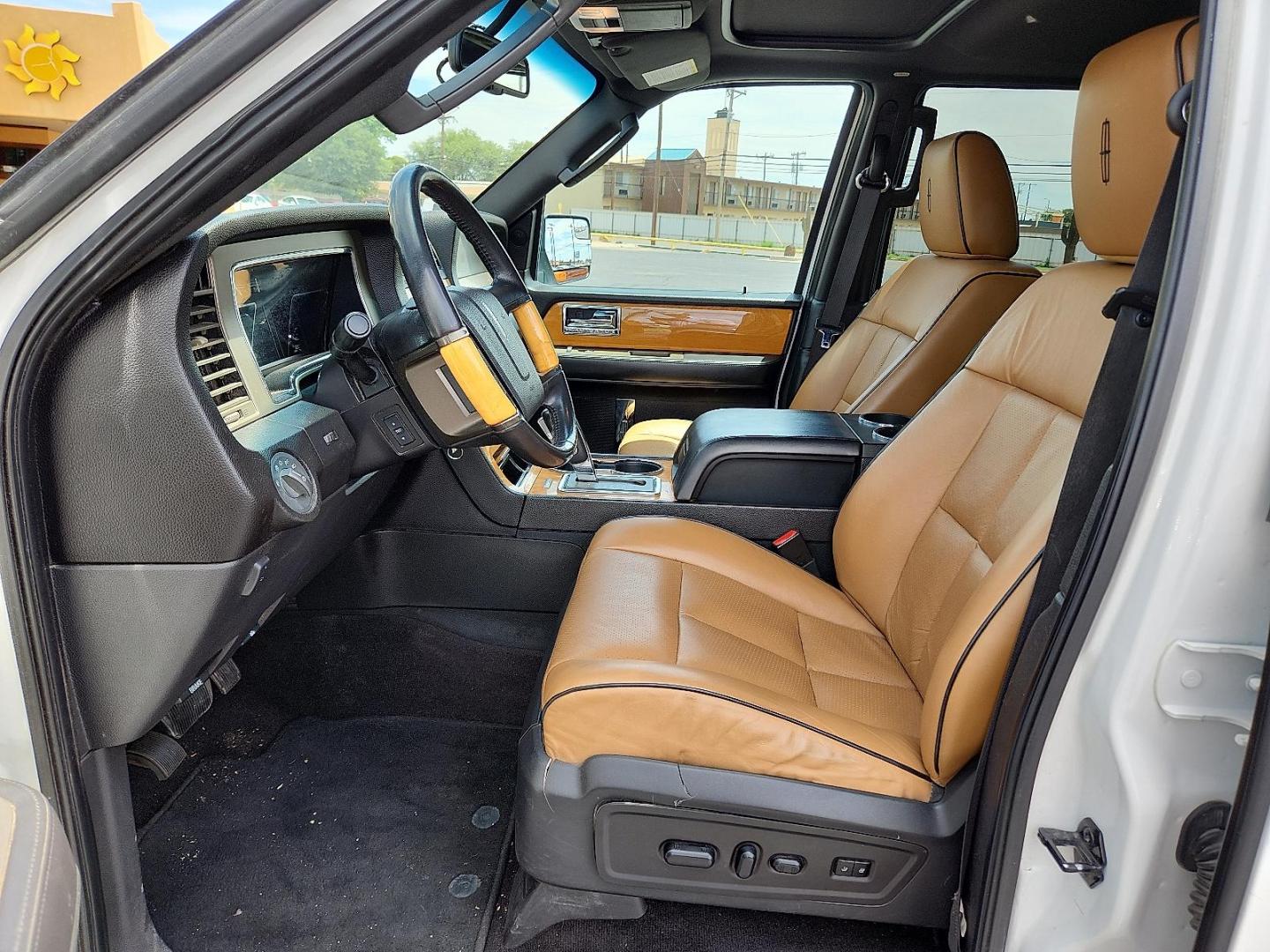 2014 WHITE Lincoln Navigator (5LMJJ2H58EE) with an 5.4L V-8 variable valve control, regular unleaded, engine with 310HP engine, located at 4711 Ave Q, Lubbock, TX, 79412, (806) 687-2362, 33.551304, -101.855293 - Photo#11