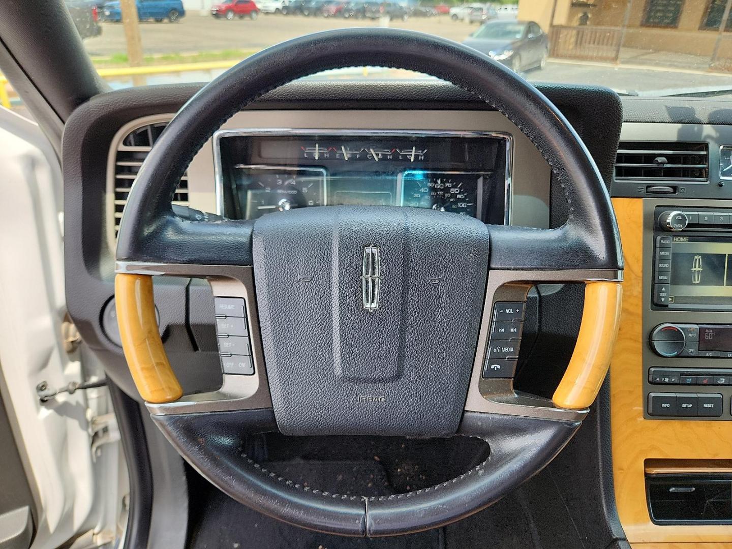2014 WHITE Lincoln Navigator (5LMJJ2H58EE) with an 5.4L V-8 variable valve control, regular unleaded, engine with 310HP engine, located at 4711 Ave Q, Lubbock, TX, 79412, (806) 687-2362, 33.551304, -101.855293 - Photo#18