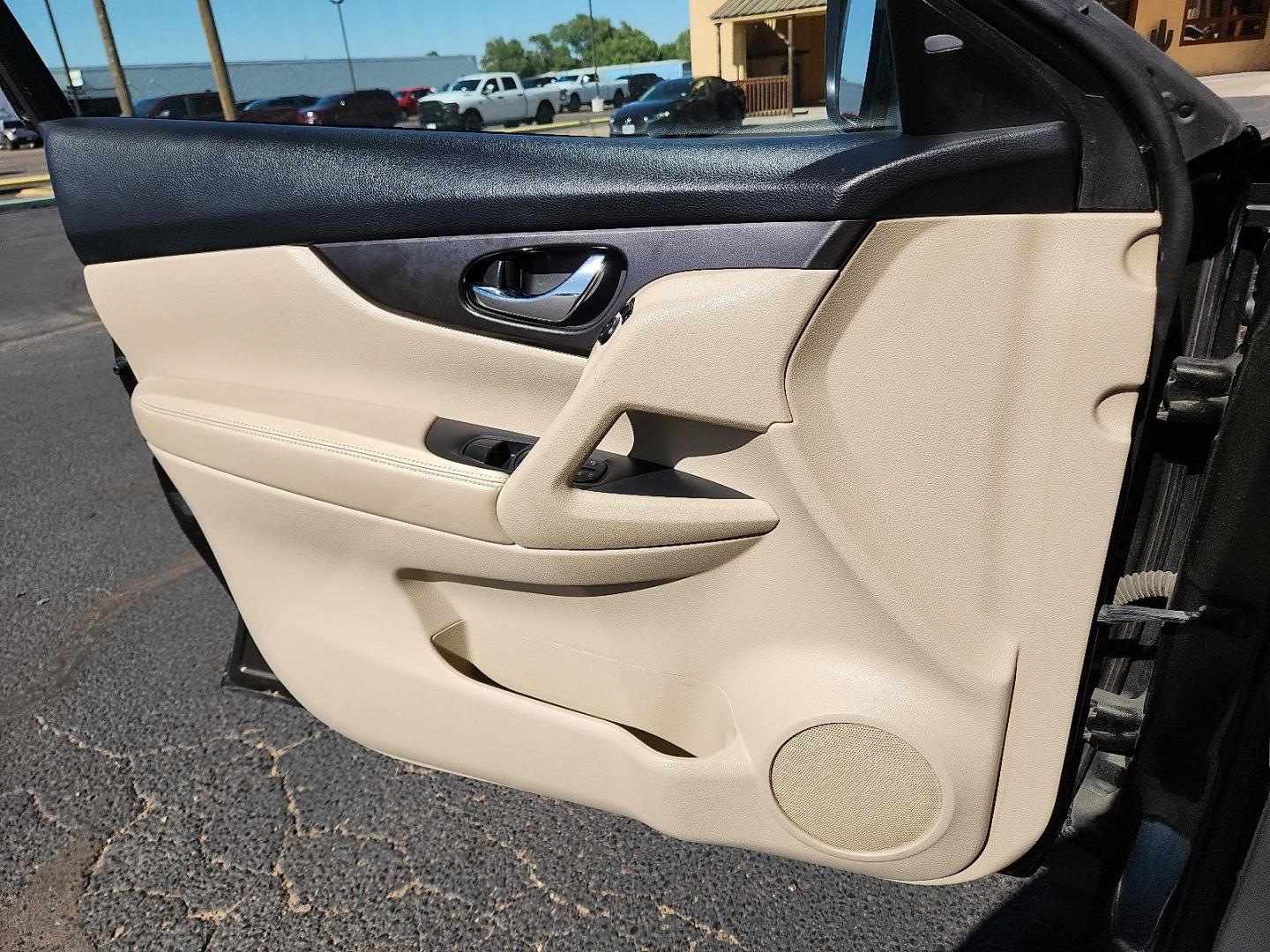 2014 Saharan Sun - EAP Nissan Rogue SV (5N1AT2ML8EC) with an 2.5L I-4 DOHC, variable valve control, regular unleaded, engine with 170HP engine, located at 4711 Ave Q, Lubbock, TX, 79412, (806) 687-2362, 33.551304, -101.855293 - Photo#12
