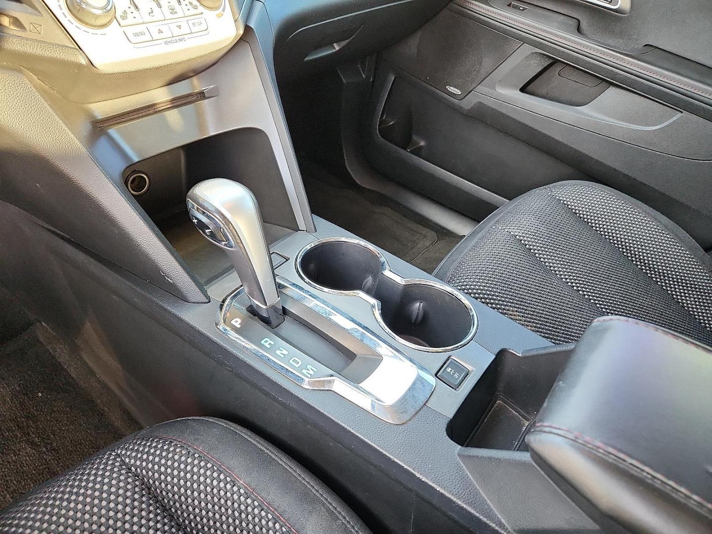 2015 RED Chevrolet Equinox 2LT (1GNALCEK1FZ) with an ECOTEC 2.4L I-4 gasoline direct injection, DOHC, VVT variable valve control, regular unleaded, engine with 182HP engine, located at 4711 Ave Q, Lubbock, TX, 79412, (806) 687-2362, 33.551304, -101.855293 - Photo#18