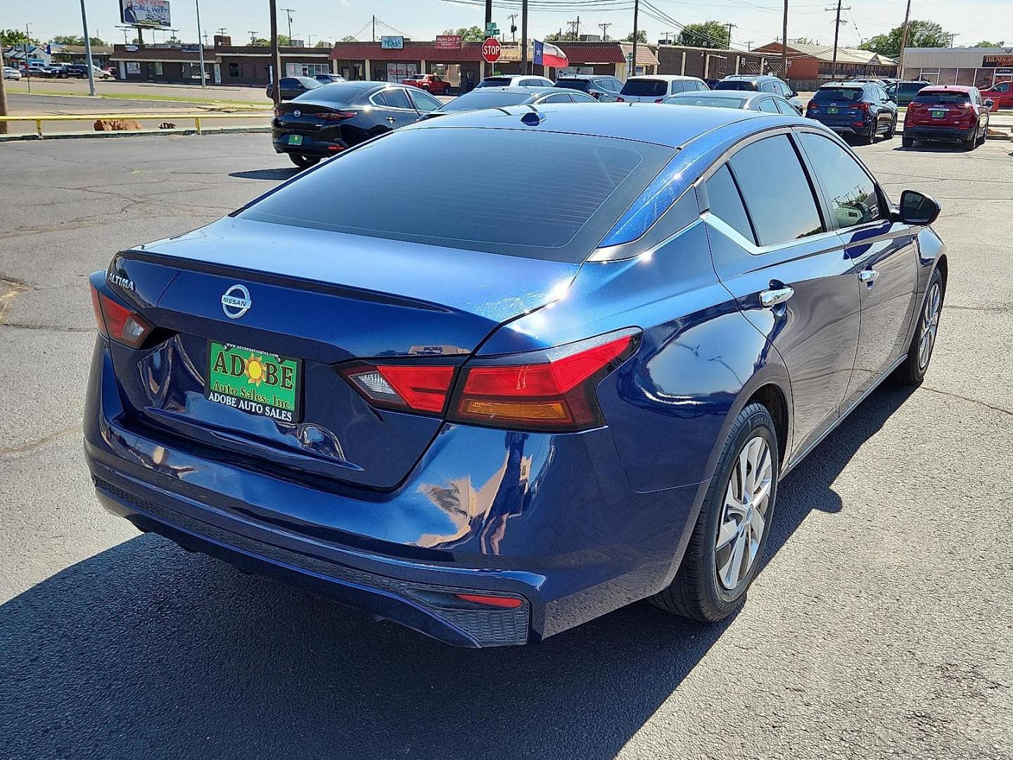2020 Deep Blue Pearl Nissan Altima S FWD (1N4BL4BV3LC) with an 2.5L I-4 gasoline direct injection, DOHC, CVTCS variable valve control, regular unleaded, engine with 188HP engine, located at 4711 Ave Q, Lubbock, TX, 79412, (806) 687-2362, 33.551304, -101.855293 - Photo#3