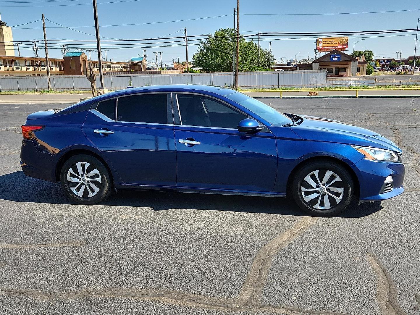 2020 Deep Blue Pearl Nissan Altima S FWD (1N4BL4BV3LC) with an 2.5L I-4 gasoline direct injection, DOHC, CVTCS variable valve control, regular unleaded, engine with 188HP engine, located at 4711 Ave Q, Lubbock, TX, 79412, (806) 687-2362, 33.551304, -101.855293 - Photo#4