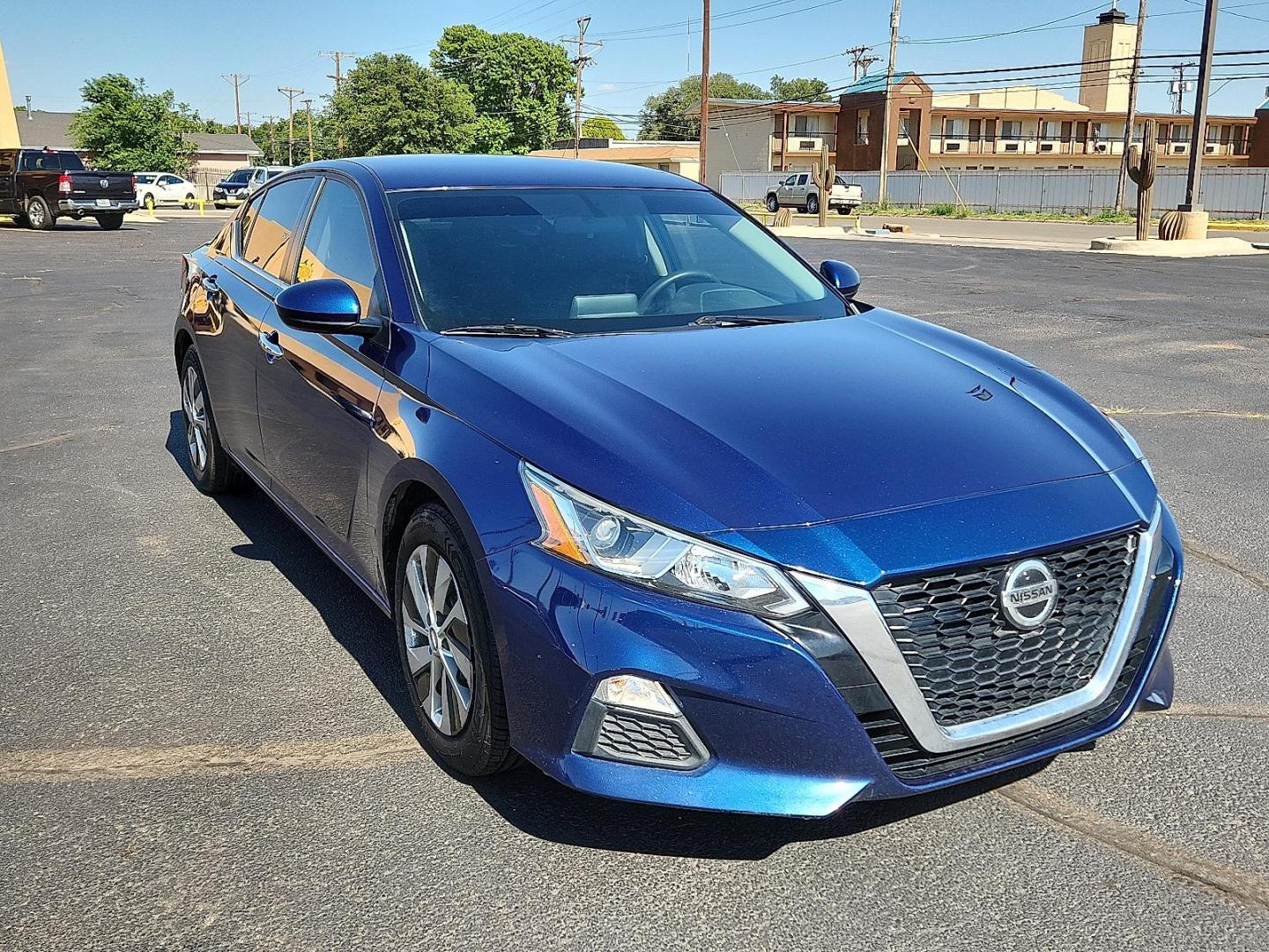 2020 Deep Blue Pearl Nissan Altima S FWD (1N4BL4BV3LC) with an 2.5L I-4 gasoline direct injection, DOHC, CVTCS variable valve control, regular unleaded, engine with 188HP engine, located at 4711 Ave Q, Lubbock, TX, 79412, (806) 687-2362, 33.551304, -101.855293 - Photo#5