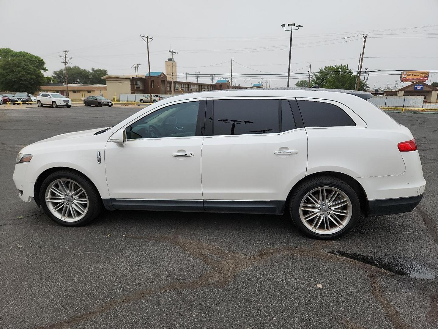 2018 White Platinum Metallic Tri-Coat Lincoln MKT Reserve (2LMHJ5AT2JB) with an EcoBoost 3.5L V-6 gasoline direct injection, DOHC, variable valve control, twin turbo, premium unleaded, engine with 365HP engine, located at 4711 Ave Q, Lubbock, TX, 79412, (806) 687-2362, 33.551304, -101.855293 - Photo#1