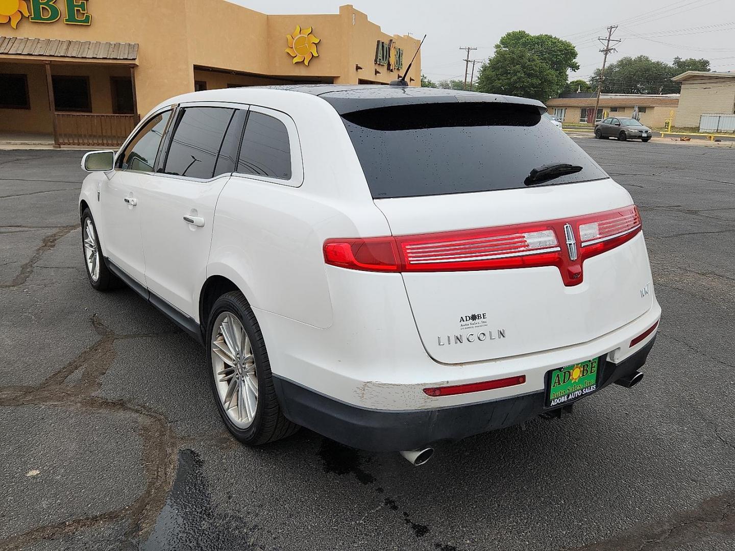 2018 White Platinum Metallic Tri-Coat Lincoln MKT Reserve (2LMHJ5AT2JB) with an EcoBoost 3.5L V-6 gasoline direct injection, DOHC, variable valve control, twin turbo, premium unleaded, engine with 365HP engine, located at 4711 Ave Q, Lubbock, TX, 79412, (806) 687-2362, 33.551304, -101.855293 - Photo#2