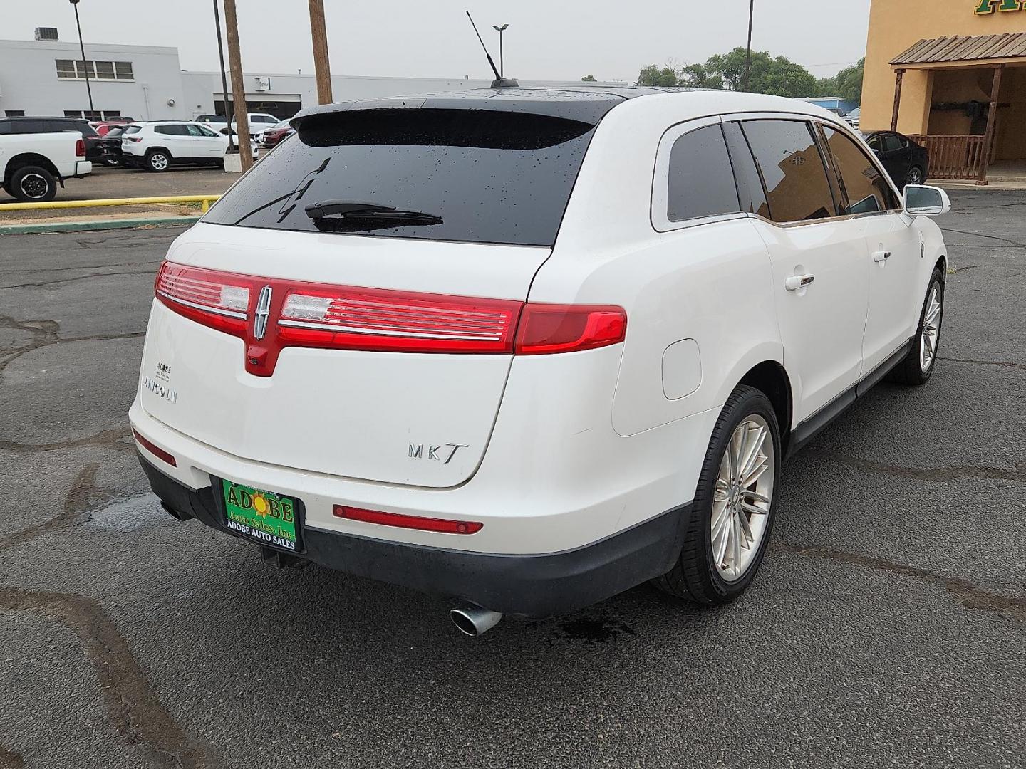 2018 White Platinum Metallic Tri-Coat Lincoln MKT Reserve (2LMHJ5AT2JB) with an EcoBoost 3.5L V-6 gasoline direct injection, DOHC, variable valve control, twin turbo, premium unleaded, engine with 365HP engine, located at 4711 Ave Q, Lubbock, TX, 79412, (806) 687-2362, 33.551304, -101.855293 - Photo#3