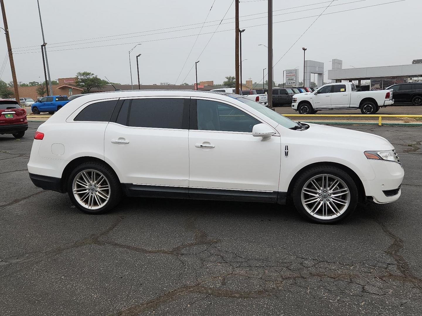 2018 White Platinum Metallic Tri-Coat Lincoln MKT Reserve (2LMHJ5AT2JB) with an EcoBoost 3.5L V-6 gasoline direct injection, DOHC, variable valve control, twin turbo, premium unleaded, engine with 365HP engine, located at 4711 Ave Q, Lubbock, TX, 79412, (806) 687-2362, 33.551304, -101.855293 - Photo#4