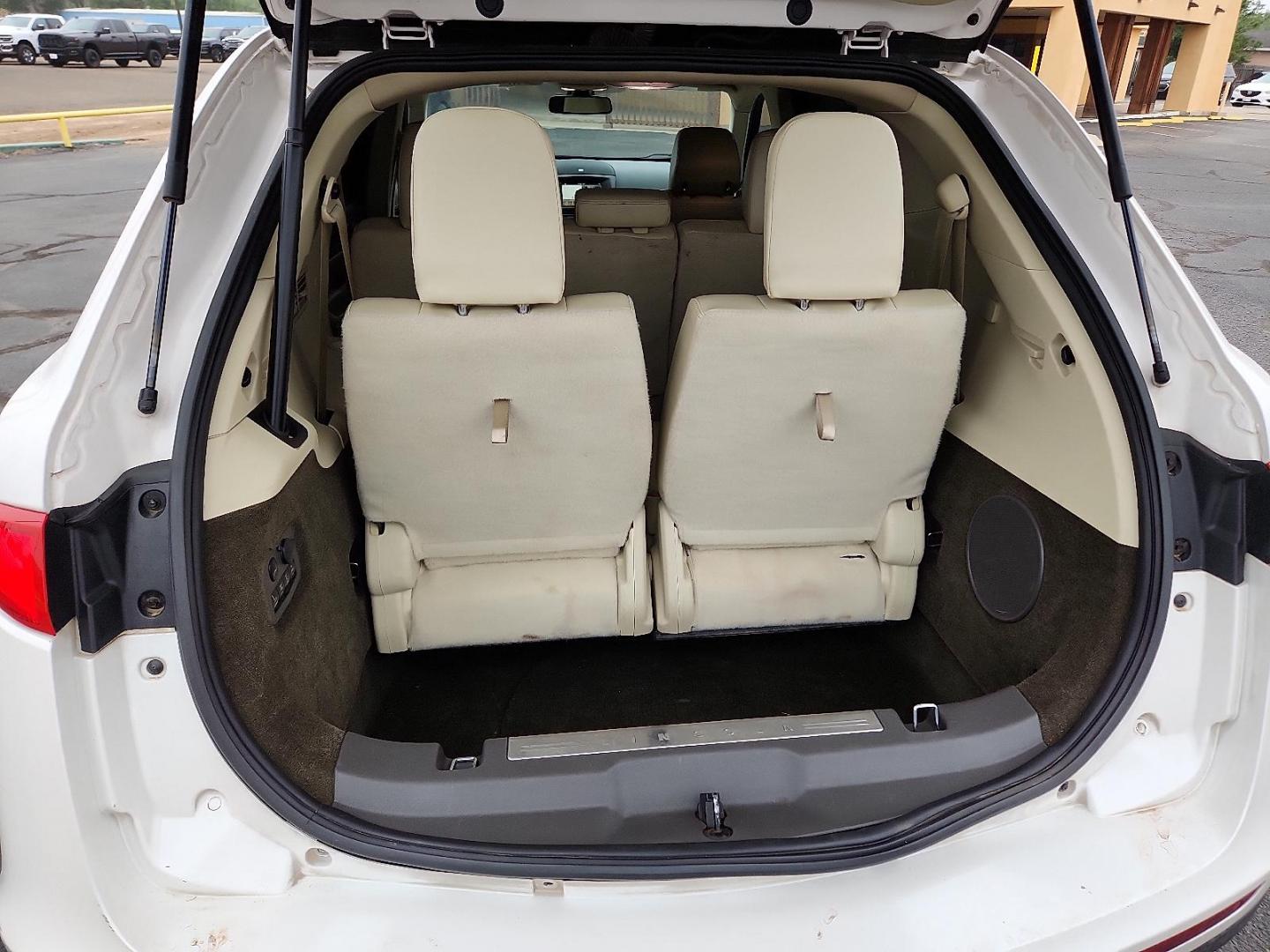 2018 White Platinum Metallic Tri-Coat Lincoln MKT Reserve (2LMHJ5AT2JB) with an EcoBoost 3.5L V-6 gasoline direct injection, DOHC, variable valve control, twin turbo, premium unleaded, engine with 365HP engine, located at 4711 Ave Q, Lubbock, TX, 79412, (806) 687-2362, 33.551304, -101.855293 - Photo#7