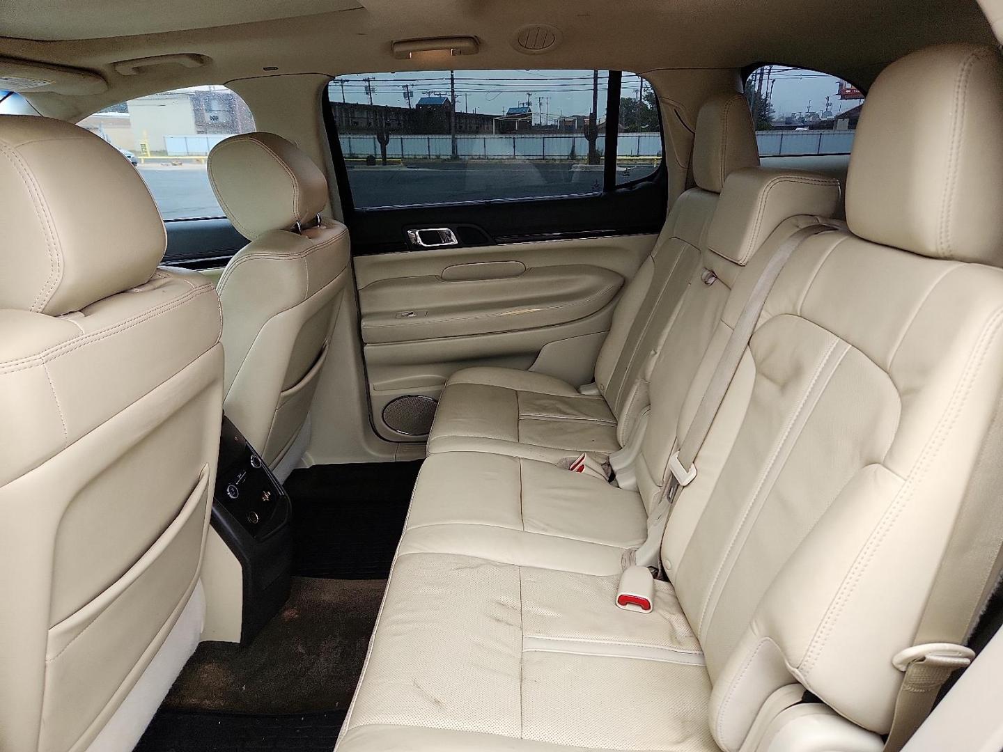 2018 White Platinum Metallic Tri-Coat Lincoln MKT Reserve (2LMHJ5AT2JB) with an EcoBoost 3.5L V-6 gasoline direct injection, DOHC, variable valve control, twin turbo, premium unleaded, engine with 365HP engine, located at 4711 Ave Q, Lubbock, TX, 79412, (806) 687-2362, 33.551304, -101.855293 - Photo#8