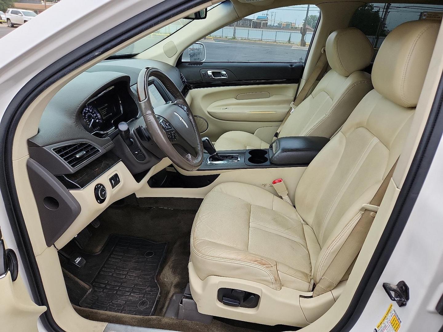 2018 White Platinum Metallic Tri-Coat Lincoln MKT Reserve (2LMHJ5AT2JB) with an EcoBoost 3.5L V-6 gasoline direct injection, DOHC, variable valve control, twin turbo, premium unleaded, engine with 365HP engine, located at 4711 Ave Q, Lubbock, TX, 79412, (806) 687-2362, 33.551304, -101.855293 - Photo#10