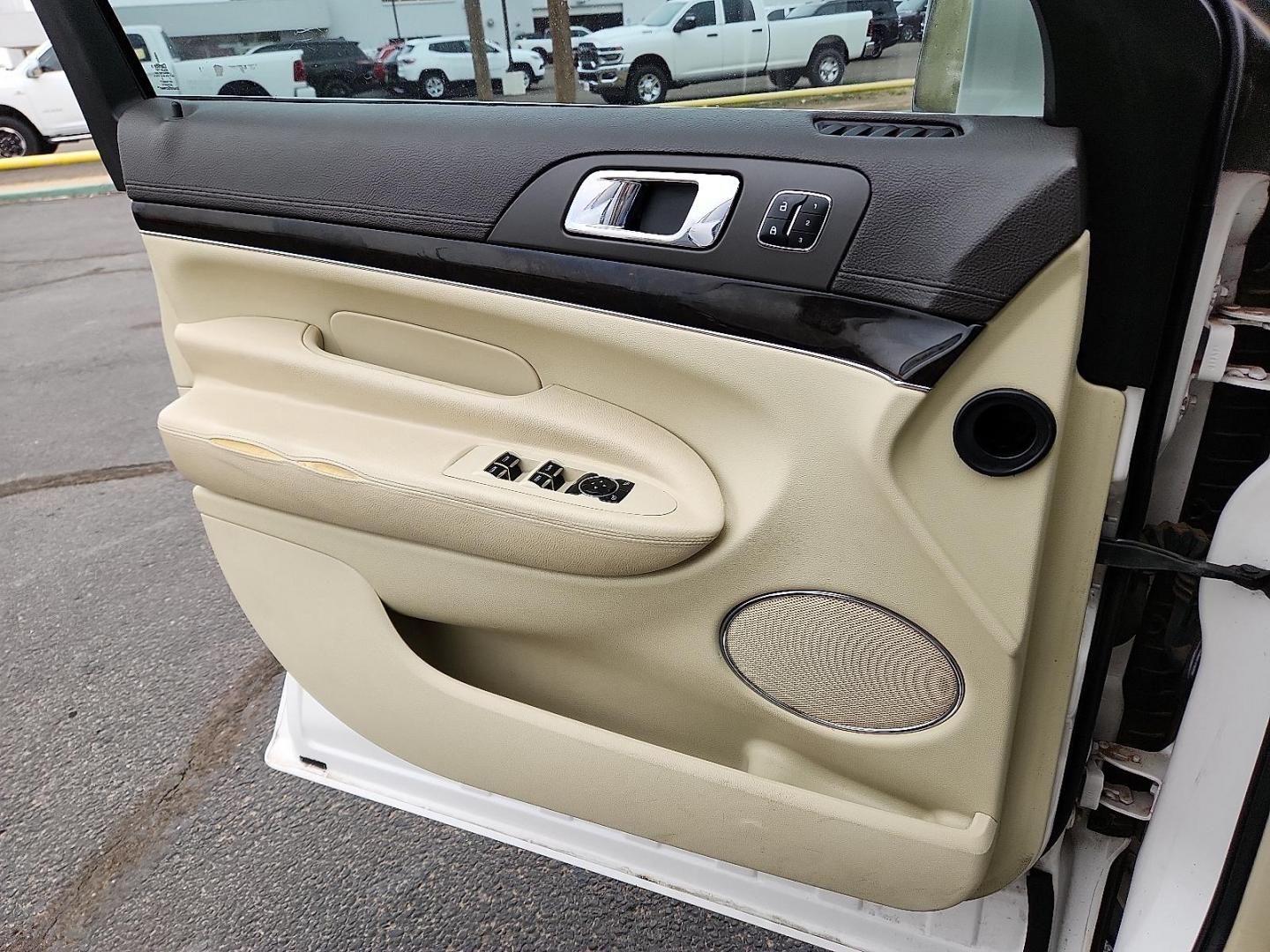 2018 White Platinum Metallic Tri-Coat Lincoln MKT Reserve (2LMHJ5AT2JB) with an EcoBoost 3.5L V-6 gasoline direct injection, DOHC, variable valve control, twin turbo, premium unleaded, engine with 365HP engine, located at 4711 Ave Q, Lubbock, TX, 79412, (806) 687-2362, 33.551304, -101.855293 - Photo#12