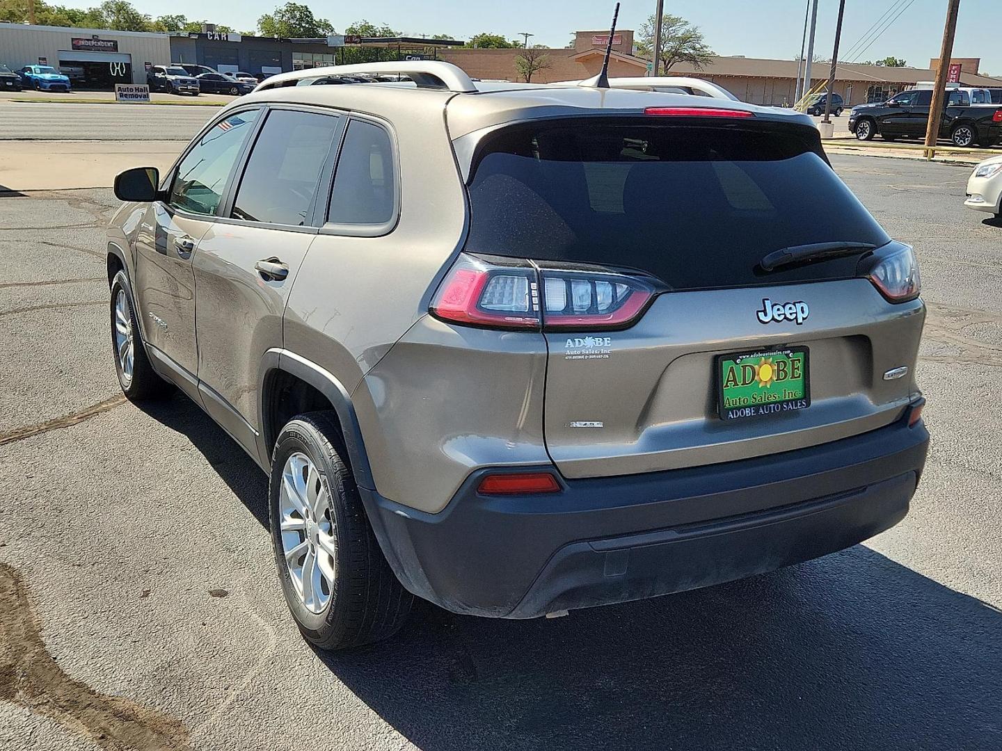 2020 Jeep Cherokee Latitude FWD (1C4PJLCBXLD) with an MultiAir2 Tigershark 2.4L I-4 variable valve control, regular unleaded, engine with 180HP engine, located at 4711 Ave Q, Lubbock, TX, 79412, (806) 687-2362, 33.551304, -101.855293 - Photo#2