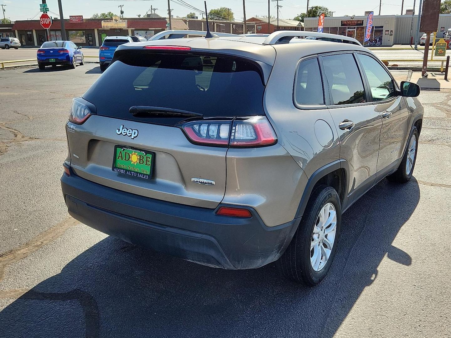 2020 Jeep Cherokee Latitude FWD (1C4PJLCBXLD) with an MultiAir2 Tigershark 2.4L I-4 variable valve control, regular unleaded, engine with 180HP engine, located at 4711 Ave Q, Lubbock, TX, 79412, (806) 687-2362, 33.551304, -101.855293 - Photo#3