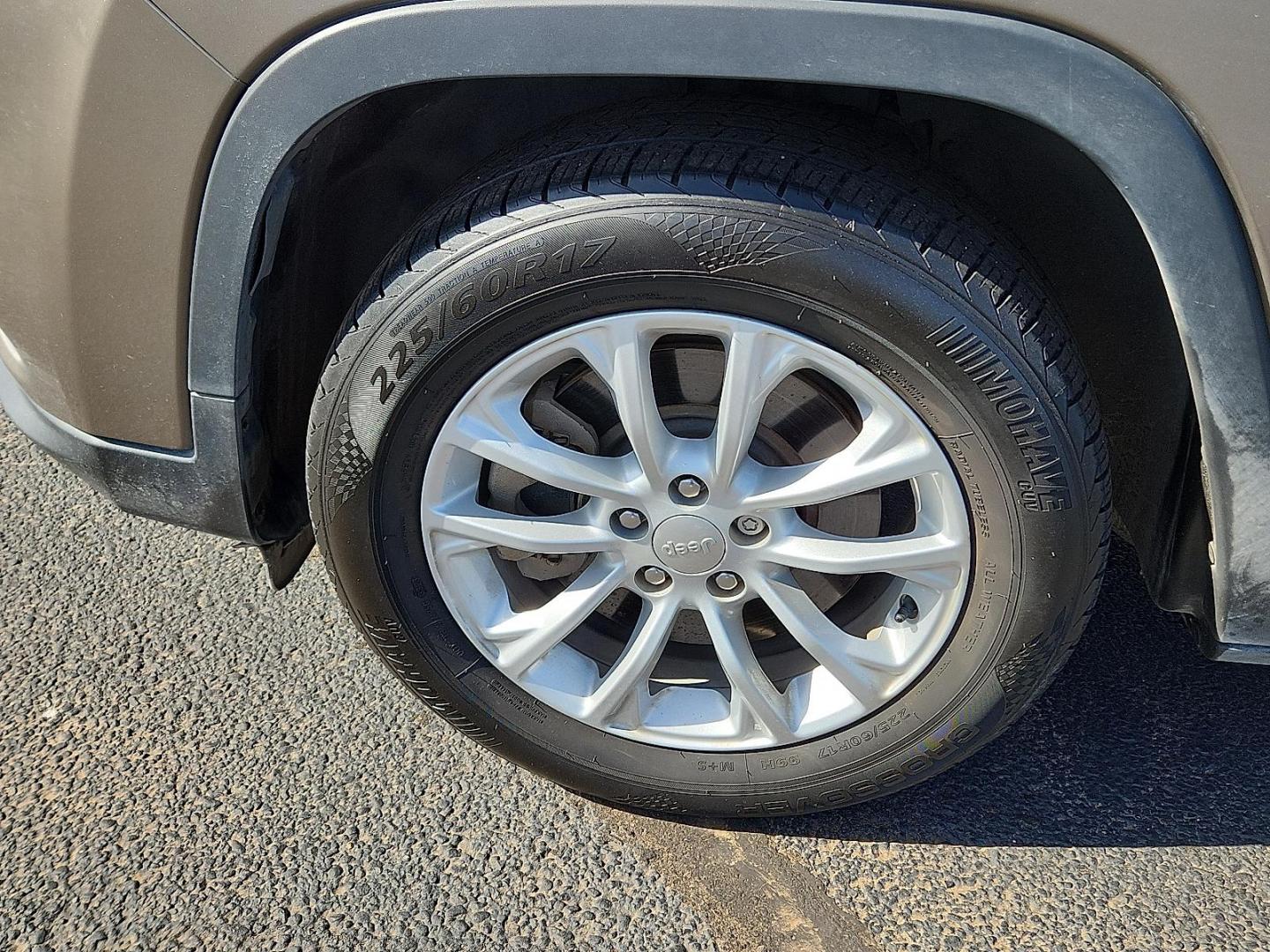 2020 Jeep Cherokee Latitude FWD (1C4PJLCBXLD) with an MultiAir2 Tigershark 2.4L I-4 variable valve control, regular unleaded, engine with 180HP engine, located at 4711 Ave Q, Lubbock, TX, 79412, (806) 687-2362, 33.551304, -101.855293 - Photo#6