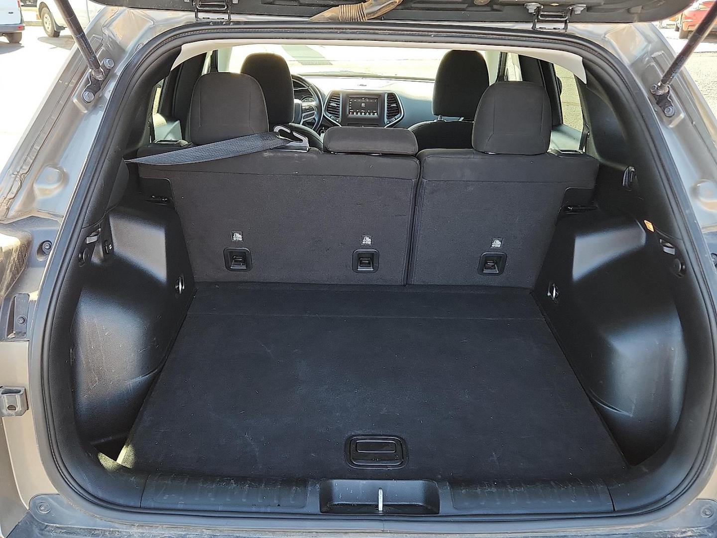 2020 Jeep Cherokee Latitude FWD (1C4PJLCBXLD) with an MultiAir2 Tigershark 2.4L I-4 variable valve control, regular unleaded, engine with 180HP engine, located at 4711 Ave Q, Lubbock, TX, 79412, (806) 687-2362, 33.551304, -101.855293 - Photo#7