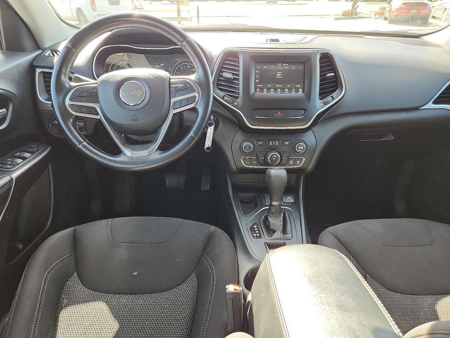 2020 Jeep Cherokee Latitude FWD (1C4PJLCBXLD) with an MultiAir2 Tigershark 2.4L I-4 variable valve control, regular unleaded, engine with 180HP engine, located at 4711 Ave Q, Lubbock, TX, 79412, (806) 687-2362, 33.551304, -101.855293 - Photo#9