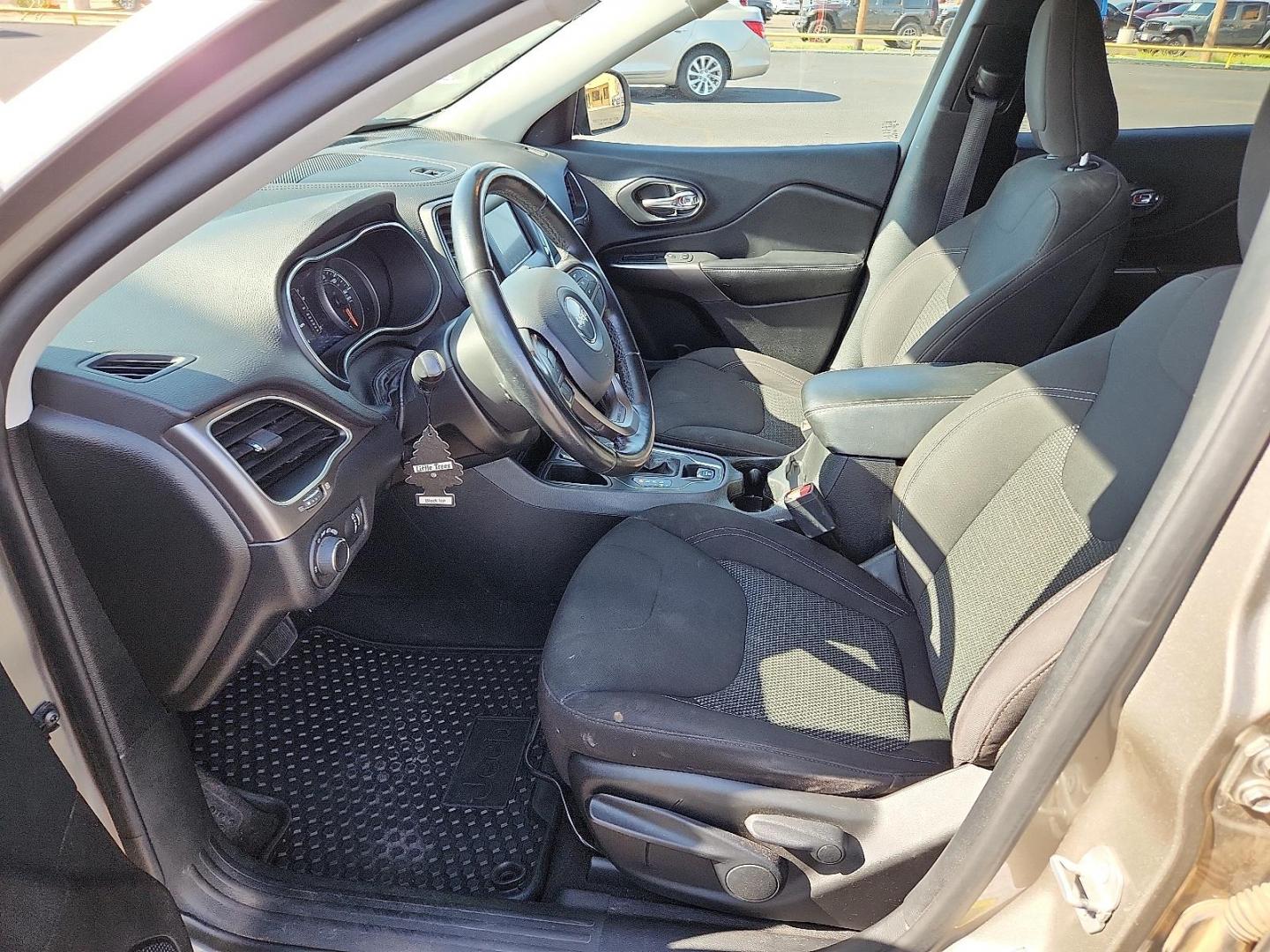2020 Jeep Cherokee Latitude FWD (1C4PJLCBXLD) with an MultiAir2 Tigershark 2.4L I-4 variable valve control, regular unleaded, engine with 180HP engine, located at 4711 Ave Q, Lubbock, TX, 79412, (806) 687-2362, 33.551304, -101.855293 - Photo#10