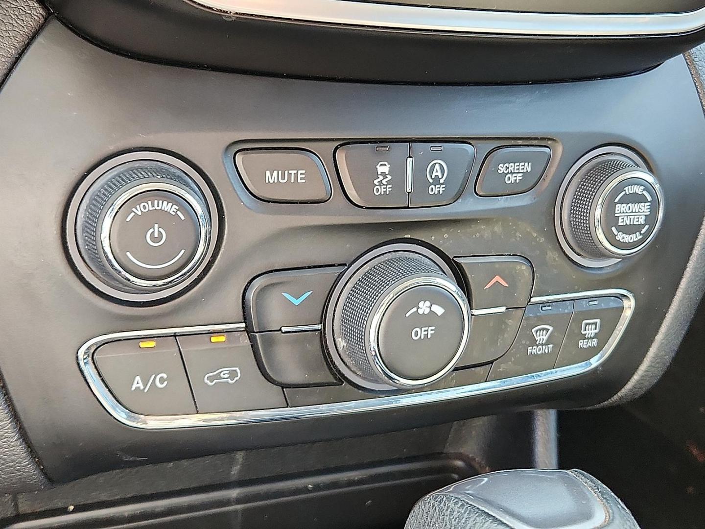 2020 Jeep Cherokee Latitude FWD (1C4PJLCBXLD) with an MultiAir2 Tigershark 2.4L I-4 variable valve control, regular unleaded, engine with 180HP engine, located at 4711 Ave Q, Lubbock, TX, 79412, (806) 687-2362, 33.551304, -101.855293 - Photo#13