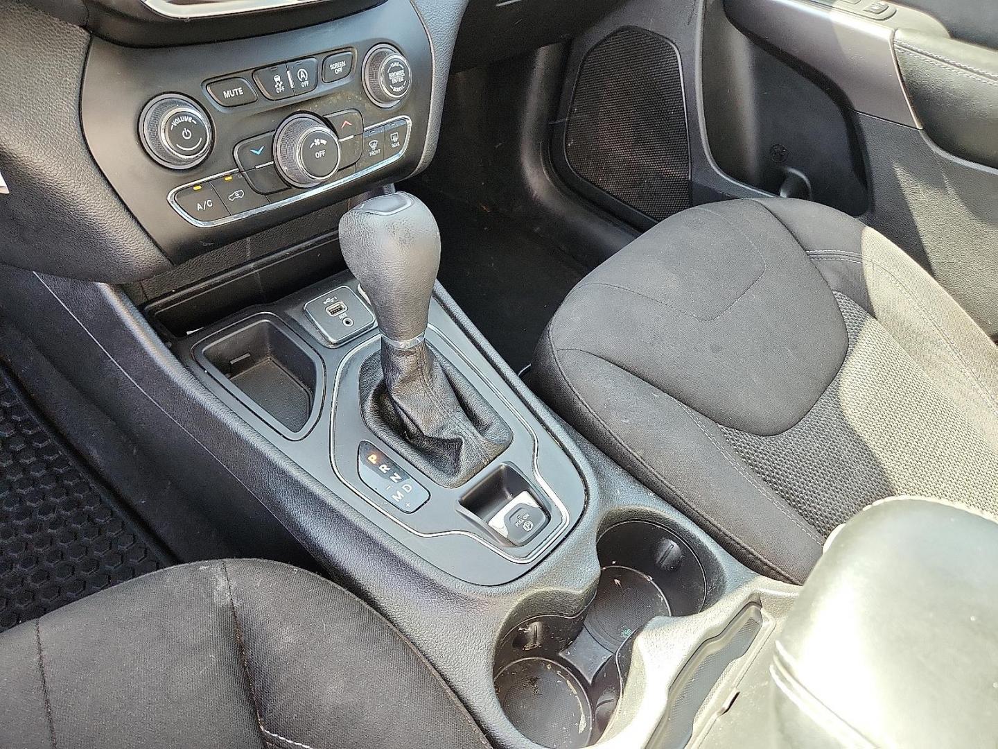 2020 Jeep Cherokee Latitude FWD (1C4PJLCBXLD) with an MultiAir2 Tigershark 2.4L I-4 variable valve control, regular unleaded, engine with 180HP engine, located at 4711 Ave Q, Lubbock, TX, 79412, (806) 687-2362, 33.551304, -101.855293 - Photo#16