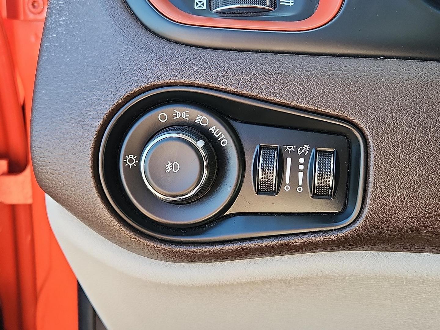 2015 Omaha Orange Jeep Renegade Latitude (ZACCJABT4FP) with an MultiAir2 Tigershark 2.4L I-4 variable valve control, regular unleaded, engine with 180HP engine, located at 4711 Ave Q, Lubbock, TX, 79412, (806) 687-2362, 33.551304, -101.855293 - Photo#17